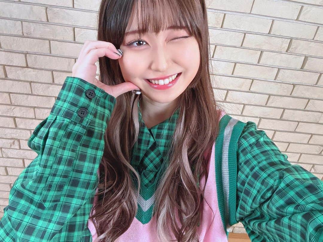 のインスタグラム：「「♡桃色片想い♡」 ⠀ ⠀ クロスシングさんで歌わせていただきました🍑 個人的にもすごく楽しく歌わせていただけて とっても貴重な体験で嬉しかったです❣️ ⠀ recording movie以外にもいろいろ動画あがってるから よかったらみてみてね〜〜✌🏻✌🏻 ⠀ 写真あげるの遅くなっちゃったけど これを機にみんなもう一回見て再生数稼いでくれ！(笑)」