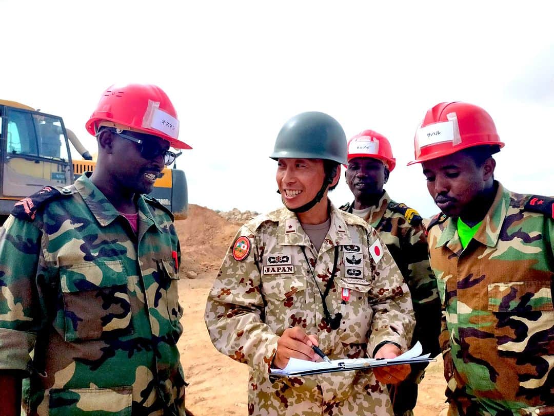 陸上自衛隊さんのインスタグラム写真 - (陸上自衛隊Instagram)「🇩🇯🇯🇵#陸上自衛隊 #東部方面隊 の隊員１４名は、 #ジブチ 軍に対する災害対処能力強化支援を継続中です。教育も後半戦を迎え、ジブチ軍の災害対処能力も着実に向上しています。引き続き、二国間の相互理解・信頼醸成を促進してまいります。💪  🇩🇯🇯🇵#EasternArmy, #JGSDF is conducting an HA/DR cooperation with #Djibouti Armed Forces(FAD). A half of the training period passed then HA/DR response capability of FAD has been steadily improving. We’ll continue to promote mutual understanding and confidence building b/w.🇩🇯🇯🇵」11月28日 12時05分 - jgsdf_pr