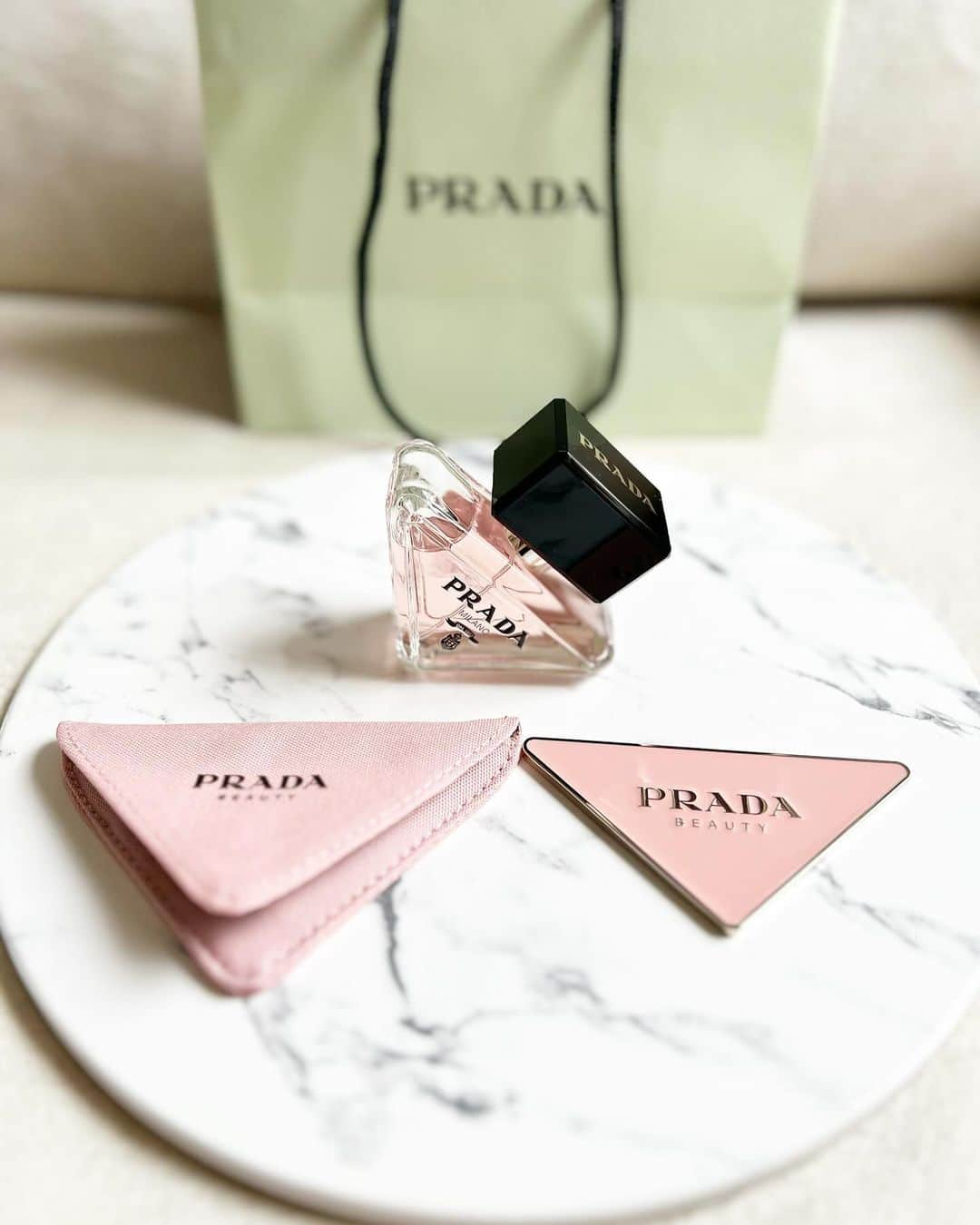 早川愛さんのインスタグラム写真 - (早川愛Instagram)「🩷🩷🩷  PRADA🩷🩷🩷 パラドックスいいかおり🫶 冬にぴったりな甘め重ため🩷 かわいいミラーももらえて嬉しい🪞🩷 @pradabeauty   ・  #プラダビューティー #プラダ香水 #プラダ #香水 #パラドックス」11月28日 12時05分 - megumegu_1006