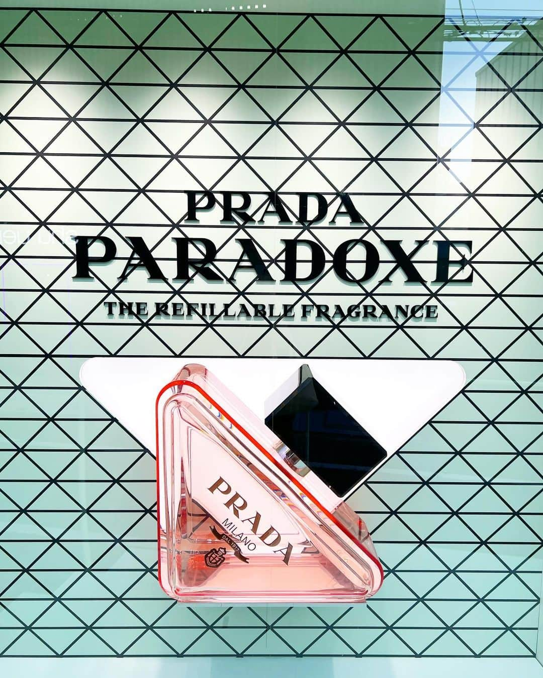 早川愛さんのインスタグラム写真 - (早川愛Instagram)「🩷🩷🩷  PRADA🩷🩷🩷 パラドックスいいかおり🫶 冬にぴったりな甘め重ため🩷 かわいいミラーももらえて嬉しい🪞🩷 @pradabeauty   ・  #プラダビューティー #プラダ香水 #プラダ #香水 #パラドックス」11月28日 12時05分 - megumegu_1006