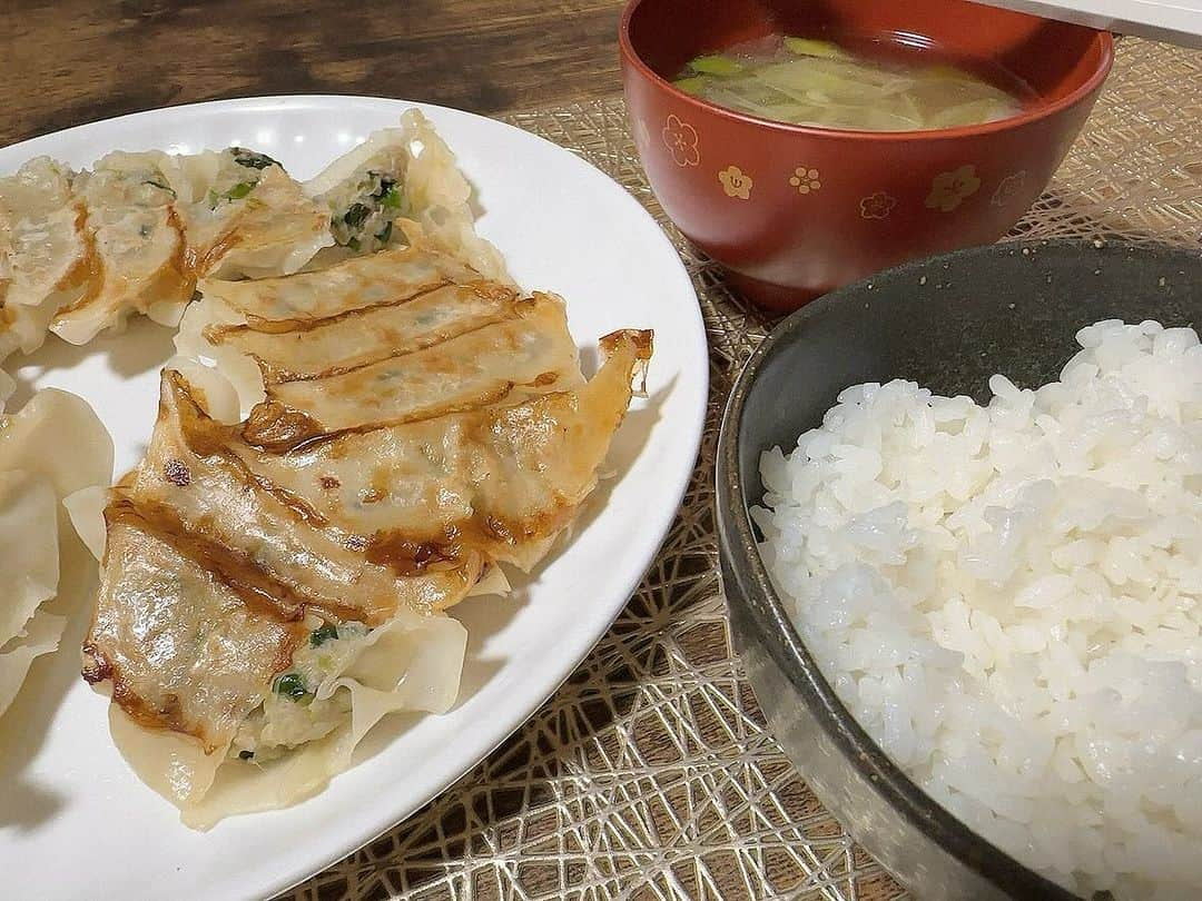 釘町みやびさんのインスタグラム写真 - (釘町みやびInstagram)「🥟  お昼の飯テロのお時間です〜😎✨✨  とっても美味しそうな餃子が届いたので、 久々に輪っかつくって映え映えで焼こうかと✌🏻💗  思ったんですが、 フライパンがそろそろ寿命で、半分失敗しました… 悔しい…悔しい…！ でも半分は綺麗に焼けたから良しだよね？🥴💗笑  東京世田谷三軒茶屋で連日行列のできる名店！ 餃子専門店「東京餃子楼」さんの自慢の餃子です👏🏻✨  定番人気商品！ ニラにんにく入りと、ニラにんにく無し。 どちらも各18個入り💗  今回はニラにんにく入りを食べたんですが… めっっっちゃくちゃふっくらジューシーでした🥹💗💗 作り方にコツがあるのかなあ？ とても可愛いイラストで作り方が書いてあって、 その通りに焼くだけでこんなにも美味しいなんて…凄い！✨  フライパンを買い換えて、もう1パックリベンジしようか… それとも次は水餃子やチゲなどでいただこうか…  悩んじゃうけど…まずはもう1つも通常で食べたいかな☺️ やっぱりリベンジに、乞うご期待！🔥  冷凍のまま調理できるからとっても簡単だし、 ふっくらじゅわ〜っと美味しさが広がる… そんなおすすめの餃子🥟💗  ぜひお試しください〜✨🥢⸜( ॑꒳ ॑ * )⸝🥟  ． ． PR @tokyogyouzarou_s  #東京餃子楼 #餃子通販 #冷凍餃子 #餃子グルメ #通販グルメ  #おうちごはん  #お取り寄せ  #お取り寄せグルメ  #餃子  #飯テロ  #餃子部  #餃子パーティー  #ごはんのおとも  #delicious  #gyoza  #homecooking  #簡単ごはん」11月28日 12時16分 - miyajyaga382