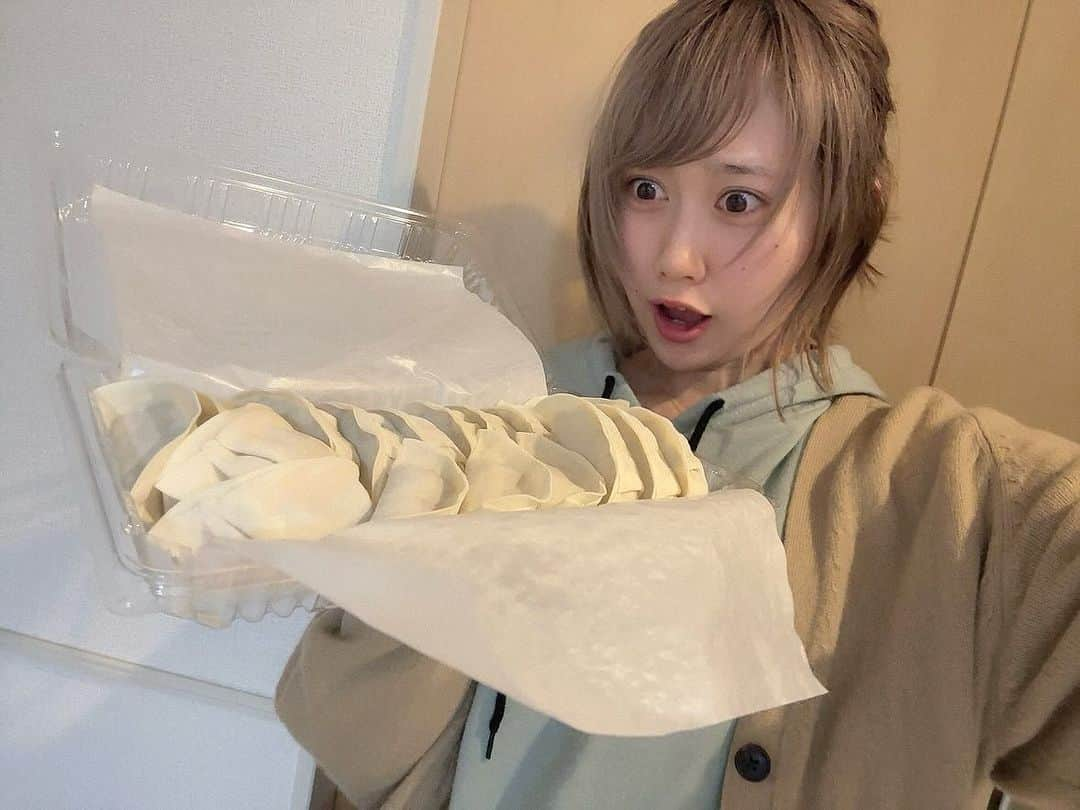 釘町みやびさんのインスタグラム写真 - (釘町みやびInstagram)「🥟  お昼の飯テロのお時間です〜😎✨✨  とっても美味しそうな餃子が届いたので、 久々に輪っかつくって映え映えで焼こうかと✌🏻💗  思ったんですが、 フライパンがそろそろ寿命で、半分失敗しました… 悔しい…悔しい…！ でも半分は綺麗に焼けたから良しだよね？🥴💗笑  東京世田谷三軒茶屋で連日行列のできる名店！ 餃子専門店「東京餃子楼」さんの自慢の餃子です👏🏻✨  定番人気商品！ ニラにんにく入りと、ニラにんにく無し。 どちらも各18個入り💗  今回はニラにんにく入りを食べたんですが… めっっっちゃくちゃふっくらジューシーでした🥹💗💗 作り方にコツがあるのかなあ？ とても可愛いイラストで作り方が書いてあって、 その通りに焼くだけでこんなにも美味しいなんて…凄い！✨  フライパンを買い換えて、もう1パックリベンジしようか… それとも次は水餃子やチゲなどでいただこうか…  悩んじゃうけど…まずはもう1つも通常で食べたいかな☺️ やっぱりリベンジに、乞うご期待！🔥  冷凍のまま調理できるからとっても簡単だし、 ふっくらじゅわ〜っと美味しさが広がる… そんなおすすめの餃子🥟💗  ぜひお試しください〜✨🥢⸜( ॑꒳ ॑ * )⸝🥟  ． ． PR @tokyogyouzarou_s  #東京餃子楼 #餃子通販 #冷凍餃子 #餃子グルメ #通販グルメ  #おうちごはん  #お取り寄せ  #お取り寄せグルメ  #餃子  #飯テロ  #餃子部  #餃子パーティー  #ごはんのおとも  #delicious  #gyoza  #homecooking  #簡単ごはん」11月28日 12時16分 - miyajyaga382