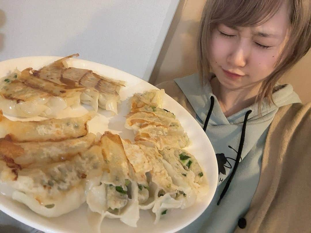 釘町みやびさんのインスタグラム写真 - (釘町みやびInstagram)「🥟  お昼の飯テロのお時間です〜😎✨✨  とっても美味しそうな餃子が届いたので、 久々に輪っかつくって映え映えで焼こうかと✌🏻💗  思ったんですが、 フライパンがそろそろ寿命で、半分失敗しました… 悔しい…悔しい…！ でも半分は綺麗に焼けたから良しだよね？🥴💗笑  東京世田谷三軒茶屋で連日行列のできる名店！ 餃子専門店「東京餃子楼」さんの自慢の餃子です👏🏻✨  定番人気商品！ ニラにんにく入りと、ニラにんにく無し。 どちらも各18個入り💗  今回はニラにんにく入りを食べたんですが… めっっっちゃくちゃふっくらジューシーでした🥹💗💗 作り方にコツがあるのかなあ？ とても可愛いイラストで作り方が書いてあって、 その通りに焼くだけでこんなにも美味しいなんて…凄い！✨  フライパンを買い換えて、もう1パックリベンジしようか… それとも次は水餃子やチゲなどでいただこうか…  悩んじゃうけど…まずはもう1つも通常で食べたいかな☺️ やっぱりリベンジに、乞うご期待！🔥  冷凍のまま調理できるからとっても簡単だし、 ふっくらじゅわ〜っと美味しさが広がる… そんなおすすめの餃子🥟💗  ぜひお試しください〜✨🥢⸜( ॑꒳ ॑ * )⸝🥟  ． ． PR @tokyogyouzarou_s  #東京餃子楼 #餃子通販 #冷凍餃子 #餃子グルメ #通販グルメ  #おうちごはん  #お取り寄せ  #お取り寄せグルメ  #餃子  #飯テロ  #餃子部  #餃子パーティー  #ごはんのおとも  #delicious  #gyoza  #homecooking  #簡単ごはん」11月28日 12時16分 - miyajyaga382