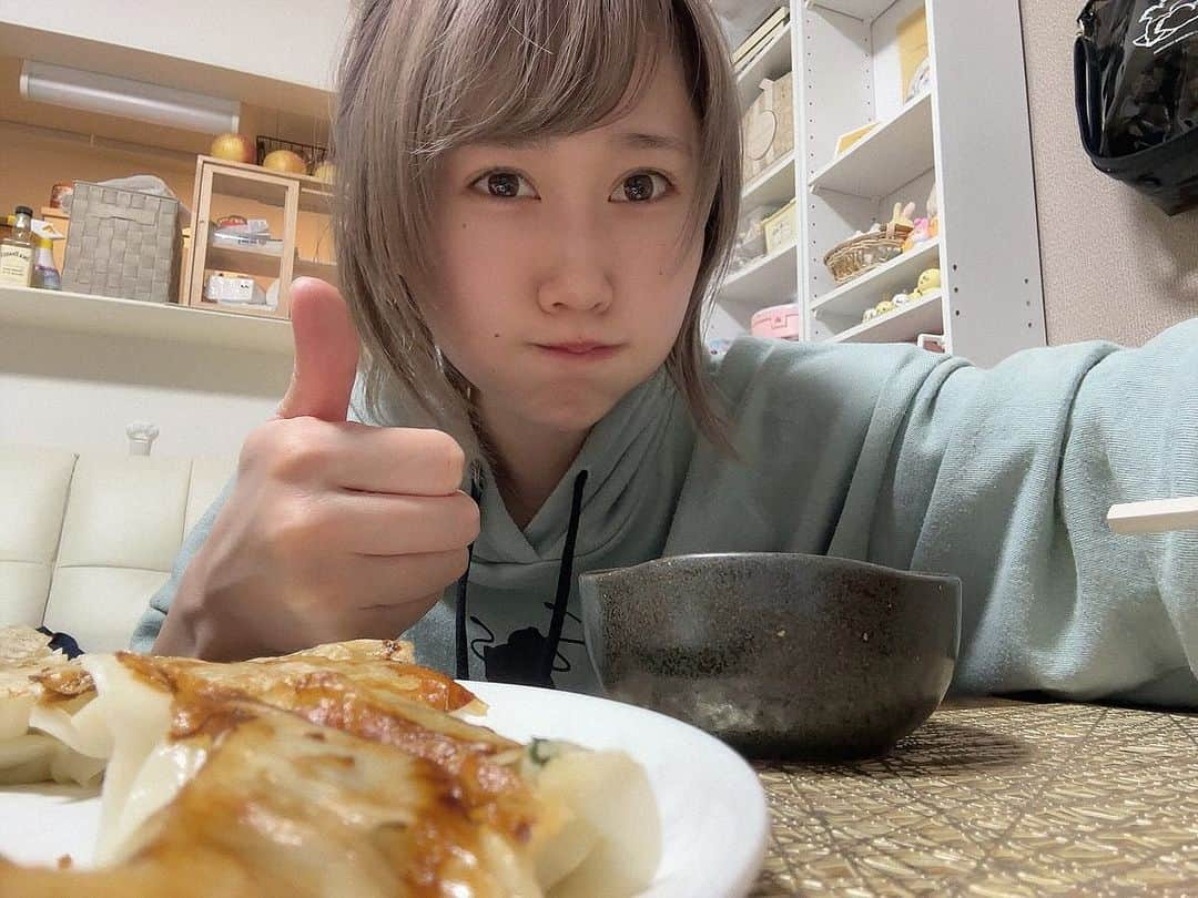 釘町みやびさんのインスタグラム写真 - (釘町みやびInstagram)「🥟  お昼の飯テロのお時間です〜😎✨✨  とっても美味しそうな餃子が届いたので、 久々に輪っかつくって映え映えで焼こうかと✌🏻💗  思ったんですが、 フライパンがそろそろ寿命で、半分失敗しました… 悔しい…悔しい…！ でも半分は綺麗に焼けたから良しだよね？🥴💗笑  東京世田谷三軒茶屋で連日行列のできる名店！ 餃子専門店「東京餃子楼」さんの自慢の餃子です👏🏻✨  定番人気商品！ ニラにんにく入りと、ニラにんにく無し。 どちらも各18個入り💗  今回はニラにんにく入りを食べたんですが… めっっっちゃくちゃふっくらジューシーでした🥹💗💗 作り方にコツがあるのかなあ？ とても可愛いイラストで作り方が書いてあって、 その通りに焼くだけでこんなにも美味しいなんて…凄い！✨  フライパンを買い換えて、もう1パックリベンジしようか… それとも次は水餃子やチゲなどでいただこうか…  悩んじゃうけど…まずはもう1つも通常で食べたいかな☺️ やっぱりリベンジに、乞うご期待！🔥  冷凍のまま調理できるからとっても簡単だし、 ふっくらじゅわ〜っと美味しさが広がる… そんなおすすめの餃子🥟💗  ぜひお試しください〜✨🥢⸜( ॑꒳ ॑ * )⸝🥟  ． ． PR @tokyogyouzarou_s  #東京餃子楼 #餃子通販 #冷凍餃子 #餃子グルメ #通販グルメ  #おうちごはん  #お取り寄せ  #お取り寄せグルメ  #餃子  #飯テロ  #餃子部  #餃子パーティー  #ごはんのおとも  #delicious  #gyoza  #homecooking  #簡単ごはん」11月28日 12時16分 - miyajyaga382