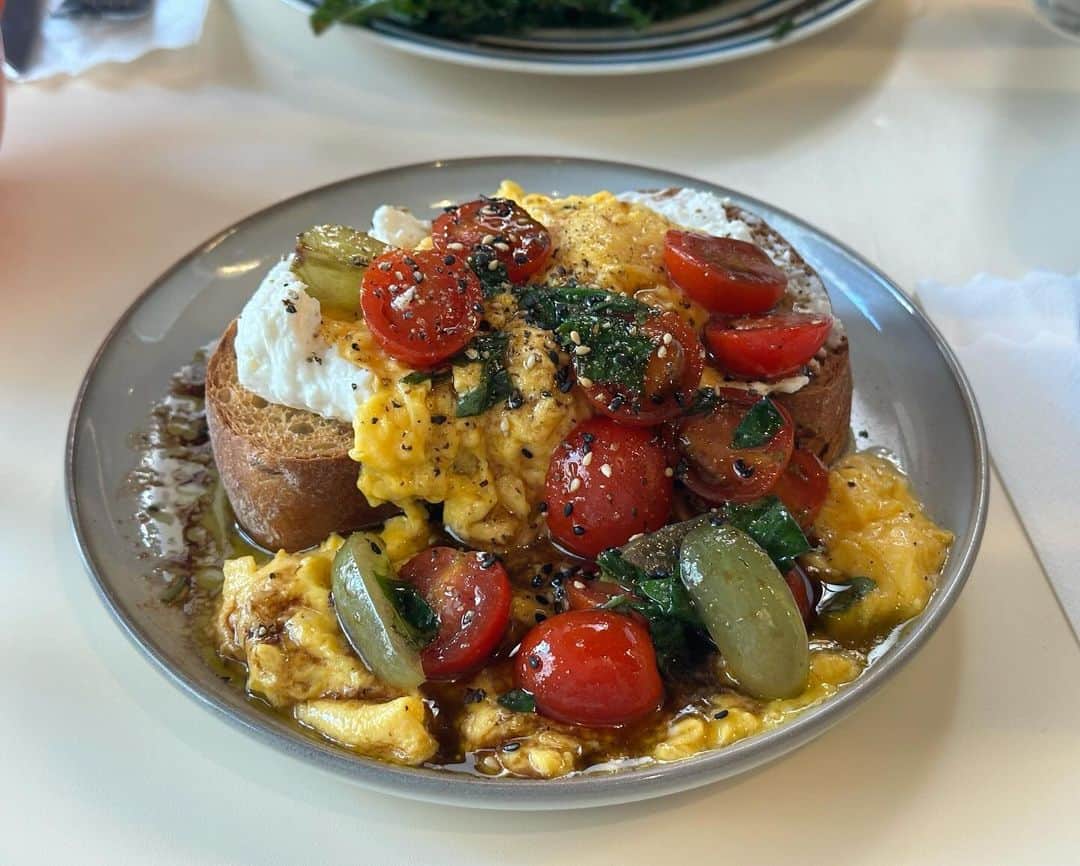 のインスタグラム：「今朝はピラティスレッスン後に念願の @alley_cats_yutenji で朝食を。 お友達と半分ずつ食べたんだけどどちらもものすごく美味しい！ 娘のトマトアレルギー発覚してからこんなにフレッシュトマト食べたの久しぶりで大満足〜🍅次回はハンバーガーいっちゃおうかしら🍔 ってオシャOLの投稿みたいw」