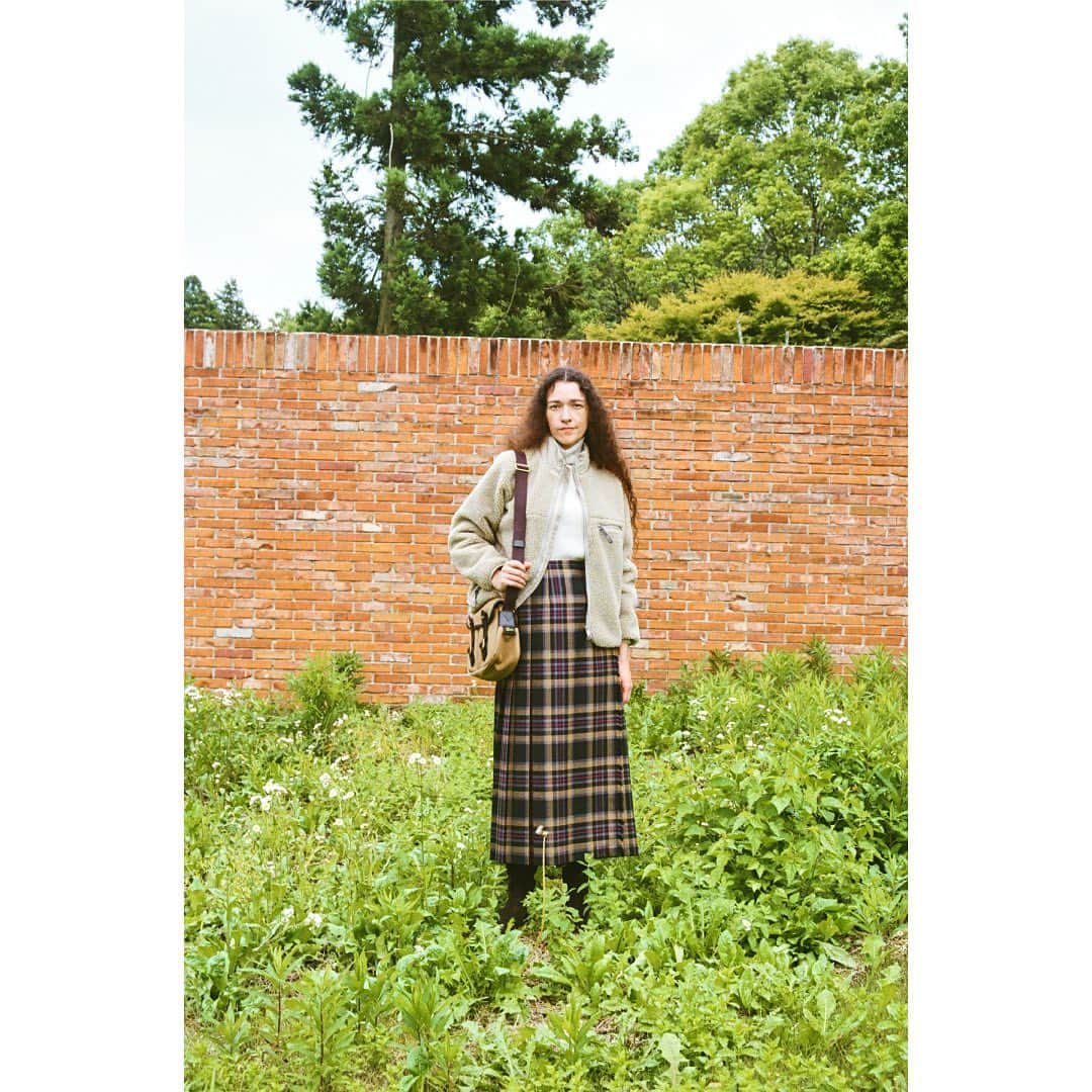Bshop officialのインスタグラム：「Bshop 2023 AUTUMN & WINTER - SEASON LOOK -  ITEM ---------------------------------------- JACKET / Gymphlex 　¥21,780 KNIT / MORRIS & SONS 　¥19,580 SKIRT / O'NEIL OF DUBLIN　¥32,780 BAG / Brady 　¥59,400 SHOES / SARTORE 　¥123,200 ----------------------------------------  ▼SEASON LOOKは、HPにて公開中 https://bshop-inc.com/feature/special/seasonlook-23aw/  #bshop #23aw #bshop23aw_seasonlook」