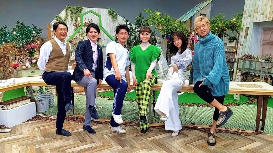 さんのインスタグラム写真 - (Instagram)「きょうは高井さんの病院お邪魔します🏥！ 悩んでいる方も多いであろう、膝について。  膝の痛みを放っておくと 外に出るのが嫌になったりしますよね またO脚も膝に負担をかける原因になるそうです💦 きょうは簡単なストレッチも紹介しました✨ ロキポで見られますので ぜひ皆さんもやってみてくださいね  #東海テレビスイッチ #いっしょにアップデート #膝の痛み #改善ストレッチ #つるの剛士 さん #村上佳菜子 さん #吉田ジョージ #速水里彩 #鈴木翔太」11月28日 12時14分 - thk_switch