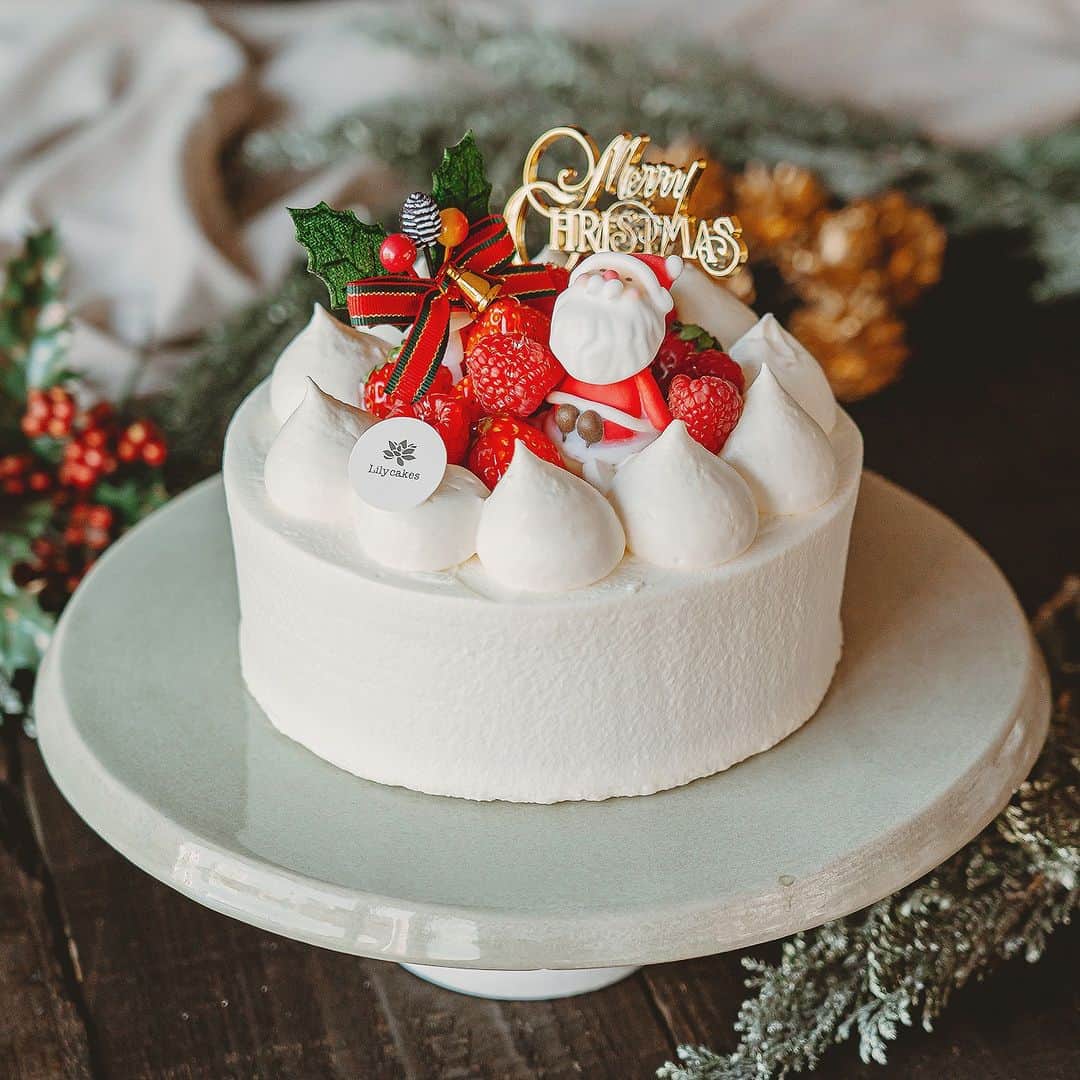 TYSONS&COMPANYさんのインスタグラム写真 - (TYSONS&COMPANYInstagram)「. 【Christmas Cakes】 @breadworks_lilycakes  今年もLily cakesのクリスマスケーキの予約がスタートしました。 人気の「クリスマスショートケーキ」とクリスマスの定番「ブッシュドノエル」の2種をご用意しています。 ご予約はLily cakesのHPにて承っております。  ■ クリスマスショートケーキ 12cm ¥3,900 / 15cm ¥5,000 Lily cakes 人気のショートケーキをクリスマス仕立てに｡軽やかで優しい味わいのクリームをふんわりとしたジェノワーズに重ね、国産苺をサンドしました。 ※ 12cmは当日販売のご用意もございます  ■ ブッシュドノエル ¥3,600 今年はクリスマスケーキの定番、丸太の様に見立てたブッシュドノエル。 シフォンのココアロール生地にエクアドル産チョコレートクリームとアクセントにストロベリージャムを忍ばせました。  販売期間 12/21 - 25 10:00 - 19:00  予約期限 12/19 17:00まで  #クリスマスケーキ2023 #christmascake2023」11月28日 12時19分 - tysonsandcompany