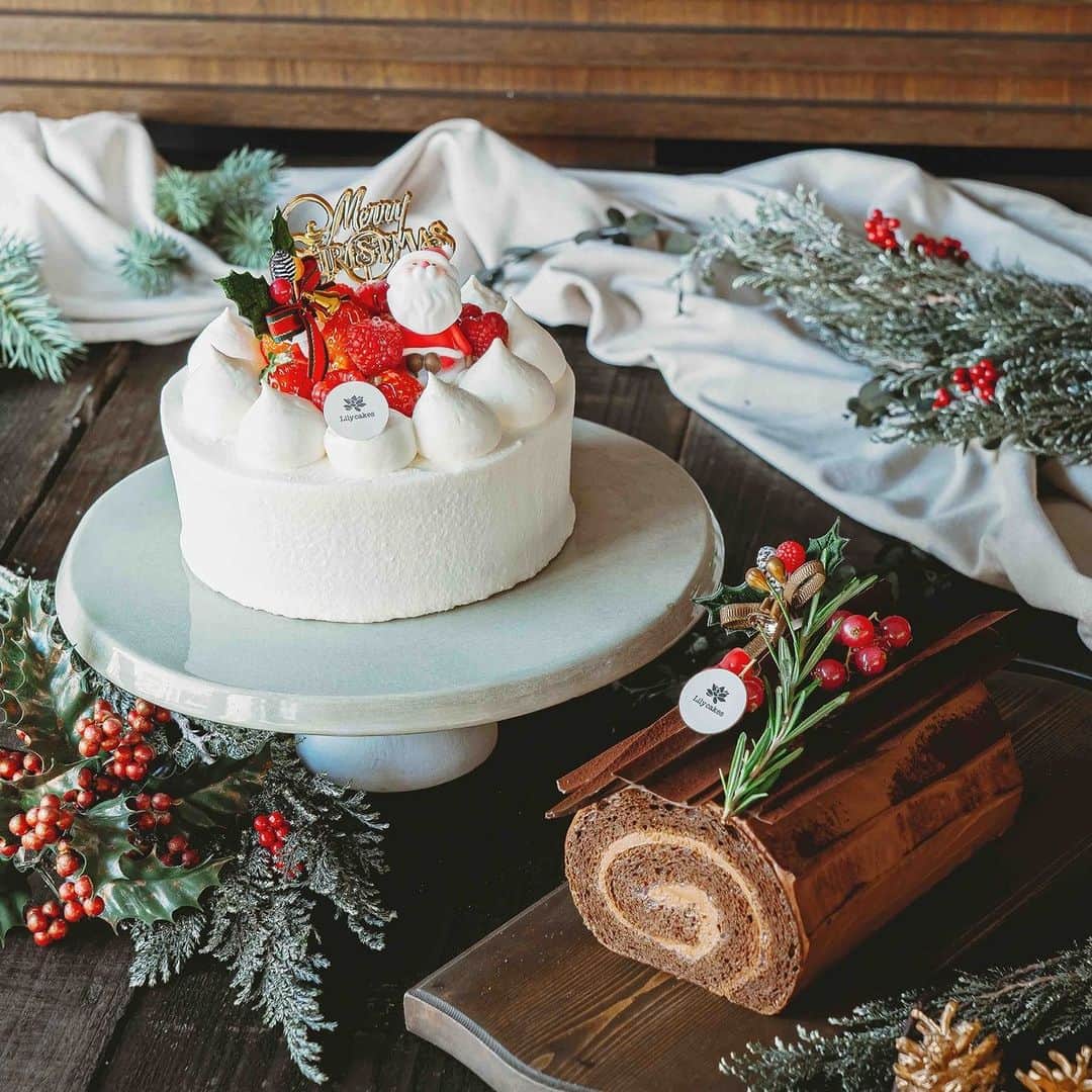 TYSONS&COMPANYのインスタグラム：「. 【Christmas Cakes】 @breadworks_lilycakes  今年もLily cakesのクリスマスケーキの予約がスタートしました。 人気の「クリスマスショートケーキ」とクリスマスの定番「ブッシュドノエル」の2種をご用意しています。 ご予約はLily cakesのHPにて承っております。  ■ クリスマスショートケーキ 12cm ¥3,900 / 15cm ¥5,000 Lily cakes 人気のショートケーキをクリスマス仕立てに｡軽やかで優しい味わいのクリームをふんわりとしたジェノワーズに重ね、国産苺をサンドしました。 ※ 12cmは当日販売のご用意もございます  ■ ブッシュドノエル ¥3,600 今年はクリスマスケーキの定番、丸太の様に見立てたブッシュドノエル。 シフォンのココアロール生地にエクアドル産チョコレートクリームとアクセントにストロベリージャムを忍ばせました。  販売期間 12/21 - 25 10:00 - 19:00  予約期限 12/19 17:00まで  #クリスマスケーキ2023 #christmascake2023」