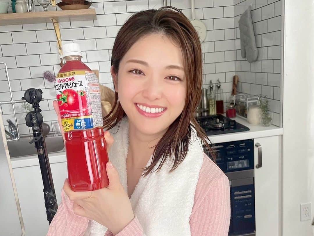 松村沙友理さんのインスタグラム写真 - (松村沙友理Instagram)「🍅  『カゴメ　トマトジュース』の広告に 出演させていただきます🍅！  昔から美容と健康の為に飲んでいた トマトジュースのお仕事が出来るとは✨🥹 これからも飲み続けます！🍅  ３パターンの動画があるので 公式ホームページでもご覧ください♡  そして、 X(旧Twitter)では 投稿キャンペーンも行われています！  #そこはトマジュで  をつけて投稿してもらえると トマトジュースが抽選で当たります🧐✨ とまとまっ！  ぜひキャンペーンに参加してくださいねぇ〜！  #トマトジュース」11月28日 12時19分 - matsumura_sayuri_official