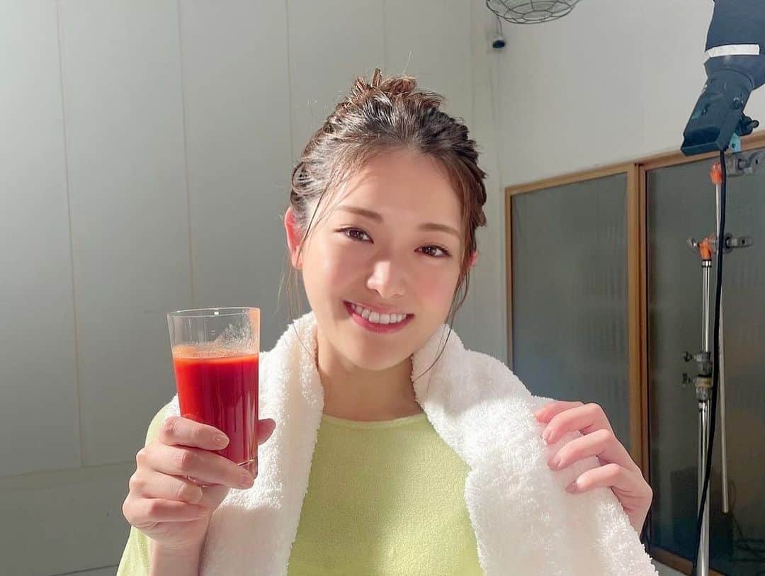 松村沙友理さんのインスタグラム写真 - (松村沙友理Instagram)「🍅  『カゴメ　トマトジュース』の広告に 出演させていただきます🍅！  昔から美容と健康の為に飲んでいた トマトジュースのお仕事が出来るとは✨🥹 これからも飲み続けます！🍅  ３パターンの動画があるので 公式ホームページでもご覧ください♡  そして、 X(旧Twitter)では 投稿キャンペーンも行われています！  #そこはトマジュで  をつけて投稿してもらえると トマトジュースが抽選で当たります🧐✨ とまとまっ！  ぜひキャンペーンに参加してくださいねぇ〜！  #トマトジュース」11月28日 12時19分 - matsumura_sayuri_official
