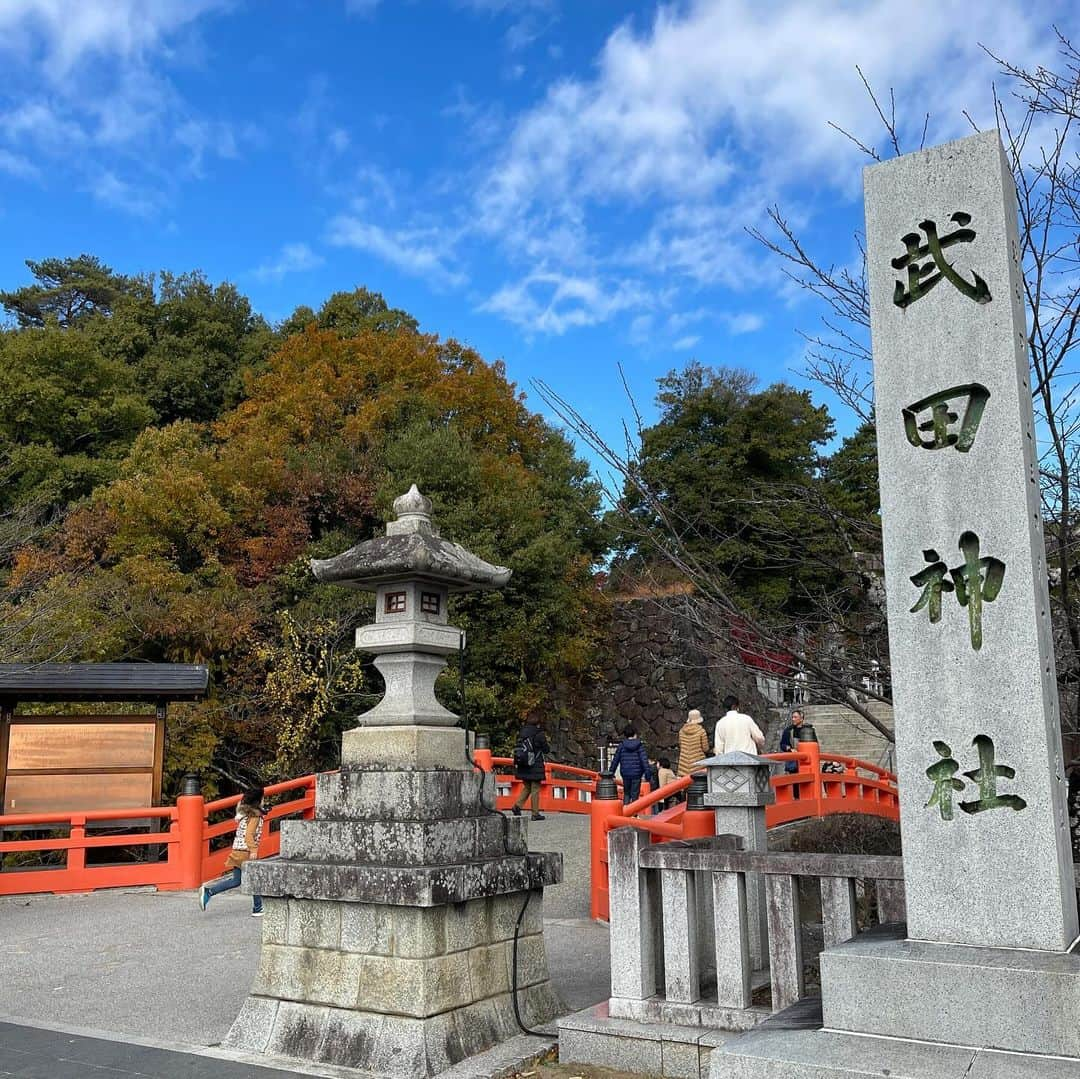 鷹木信悟のインスタグラム：「山梨の思い出...🗻 #武田神社 #武田信玄 #甲斐善光寺 #清里 #美しの森 #山梨 #肉の日 #素敵にステーキ」