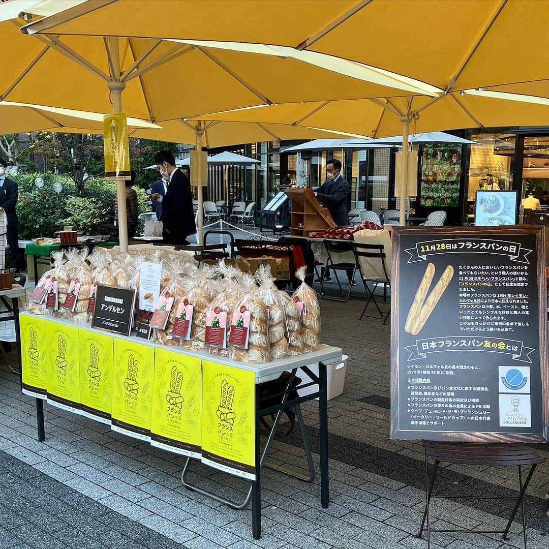 ANDERSEN アンデルセンさんのインスタグラム写真 - (ANDERSEN アンデルセンInstagram)「11月28日は「フランスパンの日」  これにちなんで、東京・渋谷キャストで イベントを開催しています。 フランスパンをもっと身近に感じ 沢山の人に食べていただきたいという想いを込めて 会場ではフランスパンの展示や ベーカリー各社による販売をはじめ 多彩なフランスパンと一緒に写真撮影ができる フォトブースが設置されています📷  皆様のご来場をお待ちしています！  ■開催日時 2023年11月28日（火）11：30～16：30 ■場所：渋谷キャスト　ガーデン  ※アンデルセンからは「パンドエピ」を出品しています。  フランスパンは、形によって食感や味わい、 楽しむシーンが広がるのが楽しいですね。 これからは、特にフランスパンが大活躍する季節🎶  皆さんはどのタイプのフランスパンがお好きですか🥖？」11月28日 12時21分 - andersen_official_jp