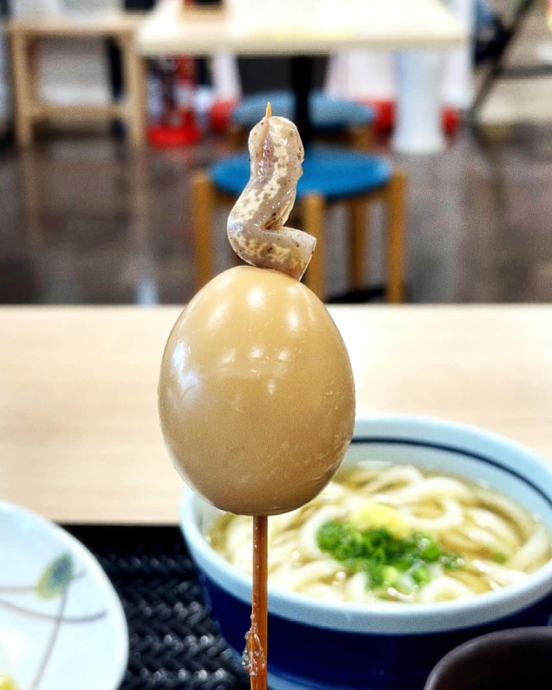 DJみそしるとMCごはんのインスタグラム：「香川のうどん屋さんで食べたおでん🍢 玉子の抜け防止用こんにゃくストッパーがかわいかった！ へたうまウルトラマン？魔法陣グルグルのテントになるキャラの頭？モヒカン頭？なんかキャラ感ある！」