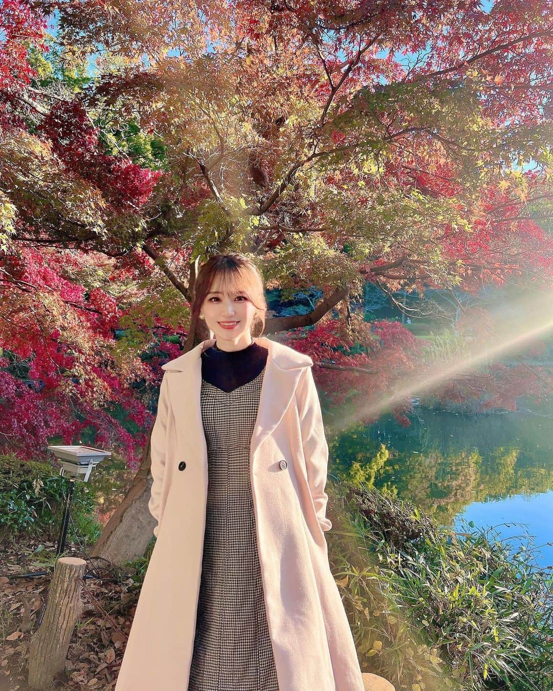 小越しほみさんのインスタグラム写真 - (小越しほみInstagram)「紅葉🍁  町田薬師池公園四季彩の杜に紅葉を見に行ってきたよ☺️  まだこれからもっと紅葉しそうな感じだったけど この赤と緑が混じり合う感じも風情があってよきでした🫶🏻  入口の方はカフェやライブラリーがあったり 広場にはキッチンカーや弾き語りもやってたり… 想像してたよりおしゃれな公園でびっくり✨笑  初めて町田に降り立ったけど駅も栄えてて ご飯とか買い物とか色々楽しめそうなとこだったよ🐈  公園の情報は"まちだで好きを続ける"っていう 町田市のプロモーションサイトで知ったんだけど 町田の情報とか良さが沢山書いてあっておすすめ👶🏻  皆も町田に行ったら #まちだで好きを続ける っていう ハッシュタグで一緒に町田盛り上げていきましょ🤍  @machida_cp   .  .  .  #PR #いいことふくらむまちだ #まちだで好きを続ける #町田観光 #町田 #町田市 #町田グルメ #町田ランチ #町田デート #japantravel #japantrip #町田薬師池公園四季彩の杜 #町田薬師池公園四季彩の杜西園 #紅葉 #紅葉スポット #紅葉狩り #紅葉デート #紅葉シーズン #国内旅行 #日本旅行 #お出かけスポット #お出かけ記録 #おでかけ #おでかけスポット #おでかけコーデ #お出かけコーデ #公園 #お散歩 #冬コーデ #冬服コーデ」11月28日 12時26分 - shihomi1129