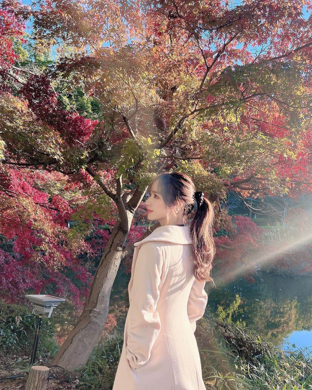 小越しほみさんのインスタグラム写真 - (小越しほみInstagram)「紅葉🍁  町田薬師池公園四季彩の杜に紅葉を見に行ってきたよ☺️  まだこれからもっと紅葉しそうな感じだったけど この赤と緑が混じり合う感じも風情があってよきでした🫶🏻  入口の方はカフェやライブラリーがあったり 広場にはキッチンカーや弾き語りもやってたり… 想像してたよりおしゃれな公園でびっくり✨笑  初めて町田に降り立ったけど駅も栄えてて ご飯とか買い物とか色々楽しめそうなとこだったよ🐈  公園の情報は"まちだで好きを続ける"っていう 町田市のプロモーションサイトで知ったんだけど 町田の情報とか良さが沢山書いてあっておすすめ👶🏻  皆も町田に行ったら #まちだで好きを続ける っていう ハッシュタグで一緒に町田盛り上げていきましょ🤍  @machida_cp   .  .  .  #PR #いいことふくらむまちだ #まちだで好きを続ける #町田観光 #町田 #町田市 #町田グルメ #町田ランチ #町田デート #japantravel #japantrip #町田薬師池公園四季彩の杜 #町田薬師池公園四季彩の杜西園 #紅葉 #紅葉スポット #紅葉狩り #紅葉デート #紅葉シーズン #国内旅行 #日本旅行 #お出かけスポット #お出かけ記録 #おでかけ #おでかけスポット #おでかけコーデ #お出かけコーデ #公園 #お散歩 #冬コーデ #冬服コーデ」11月28日 12時26分 - shihomi1129