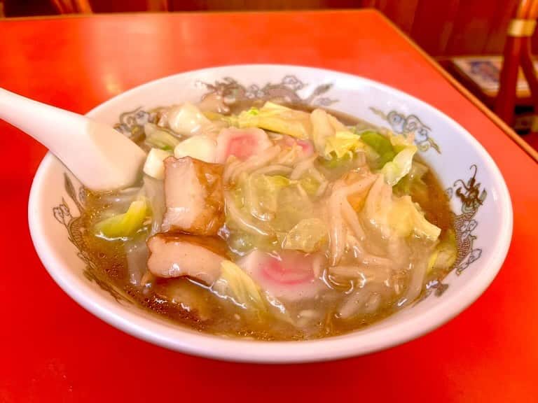 氏原ワタルのインスタグラム：「天気いいから日光浴びよう と行ったこと無いとこウロウロしてたら 場末の町中華を発見 長崎出身としてはチャンポンと聞いては 食べないわけにはいかない おばあちゃんがひとりでやってて 醤油が入って麺もチャンポン麺じゃない 謂わゆる長崎チャンポンでなはない けどホッとする味で後引く美味さ おばあちゃんの優しさが隠し味なんだな😋」