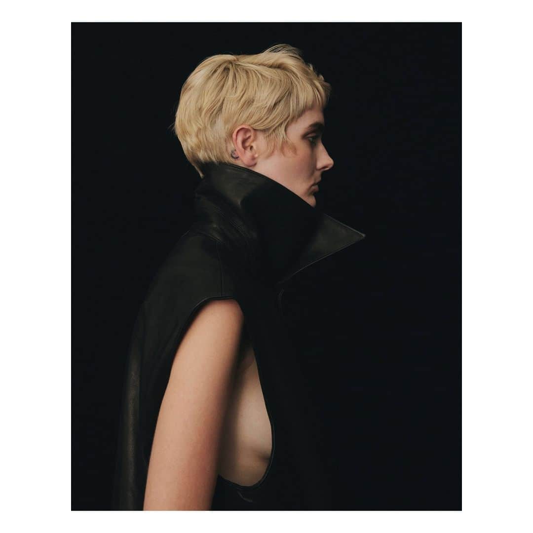 TEPPEIのインスタグラム：「…   semoh 2024ss @semoh_official,   photography by @teruohorikoshi  hair&makeup by @kojimak  styled by TEPPEI  model by @brookegabel   #semoh」