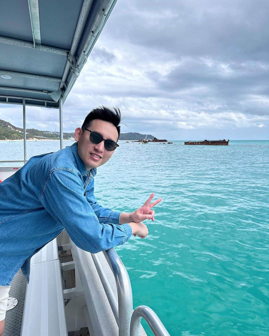 郭圈圈さんのインスタグラム写真 - (郭圈圈Instagram)「為了可愛的海豚🐬我搭了郵輪🚢事先跟醫生要了暈車藥（結果前幾天在床底下找到^_^沒錯⋯超傻眼根本沒帶去澳洲😂）幸好船很穩～還開的超級慢～完全沒有不舒服🤭 當天很可惜的是⋯天氣不太好還下雨☁️ - #摩頓島（也被稱為 #海豚島）#moretonisland  島上有不少活動可以玩 但也不少都不太適合孕婦🤰🏻例如：滑沙、越野車、浮潛🤿、獨木舟🛶、香蕉船🍌⋯ （而且當天還有點冷🥶）（後來下午下雨，各種活動也都暫停） - 我們的票是買當天來回 #布里斯本 船票+Marine Discovery Day Cruise (海洋探險之類的)+ 餵食海豚🐬，台幣4000多～（但如果沒看到海豚，費用不會退喔🫣畢竟海豚是野生的～沒辦法確定） - 一到的時候大約中午～天氣還可以，時間差不多搭上Marine Discovery的時間，就在海上看看魚～然後有看到一隻海龜～還有看到傳說中的沉船遺址～一個小時後回到島上就⋯開始下起了大雨☔️ - 下雨的小島，真的完全沒事幹⋯連躺在沙灘上都無法🙁只能吃東西跟休息⋯我們吃完午餐後，就在休息室喝茶&滑手機度過了至少2個小時⋯再⋯出來吃晚餐，等到18:30去海邊集合等海豚啦🐬🥰🥰 下篇分享💙💙💙 - ✨ #lea_outfit  草帽/兩人的墨鏡/洋裝/襯衫/拖鞋 all by @marule.official - #20231105 #25weekspregnant」11月28日 12時29分 - helloiamlea