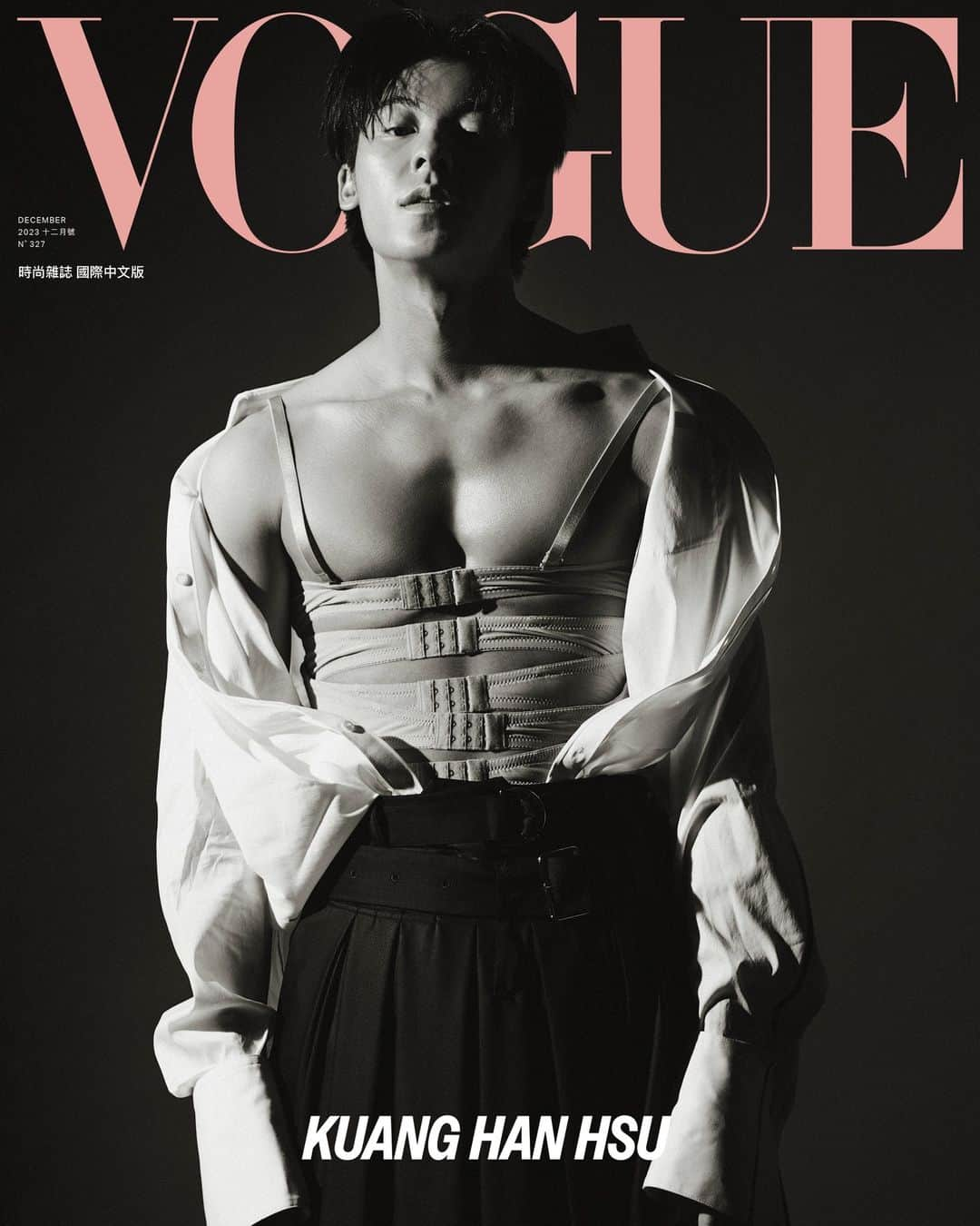 Vogue Taiwan Officialのインスタグラム：「#VogueCover 這是一個費洛蒙爆炸的拍攝現場。許光漢拋開所有顧忌，展現他近乎完美的男性胴體、線條分明的肌肉和魅惑眼神。  許光漢，在過去三年來已經成為了一種現象。網路上形容他的詞彙已經太多：統一全亞洲審美、國民男友、男神、少年感、性張力，甚至那句「許光漢生下來的性別就是老公」足以說明一切。一部《想見你》，讓許光漢的笑容被全亞洲看見，也讓他收穫了能夠匹敵韓國偶像的人氣。  「有幸成為大家喜愛的人當然是一件開心的事，但他人也會因此對你有既定印象，久了會想要突破。有時候我會看膩自己，所以會試著做一些別人意想不到的事。」  本期封面故事全文請點 @voguetaiwan 首頁。  Talent: 許光漢 @kuanghanhsu APAC Editorial Director: Leslie Sun @sunles Photographer: Zhong Lin @zhonglin_ Features Director and Text: Nicole Lee @nymphlee Styling & Fashion Managing Editor: Chen Yu @ballballchiu Managing Fashion Editor: Travis Hung @t9avis  Talent Manager: Sylvie Yeh @lagerfeld  Makeup: 美少女工作室prettycool @prettycool_makeup / 高秀雯Kao Hsiu Wen Jasmine Kao @jasmine_kao1  Hair: Edmund Lin From Zoomhairstyling @zoom_edmund @zoomhairstyling Producer: Nelly Yang @nelly_yang_ Set Design: Tung Yu Ting @yuting.tung  VOGUE Taiwan 12月號雜誌：12月1日起，Vogue Shop、博客來、誠品線上、7-11 及各大連鎖書店正式上架  #VOGUEDECISSUE #VogueTaiwan #Vogue12月號 #許光漢 #kuanghanhsu #허광한」