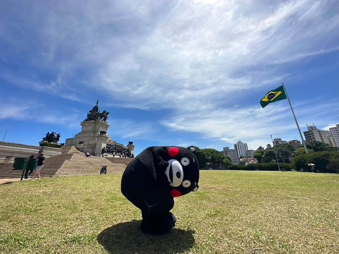 くまモン隊【official】さんのインスタグラム写真 - (くまモン隊【official】Instagram)「． 【南米訪問🇧🇷ブラジル編⚽️】  ブラジルのみなさーん🗣️🌏 なんと！ 5年ぶりにブラジルに訪れました！！！ とっても喜んで はしゃいでお仕事🐻✨ 今回くまモンオフィシャルXには 載せていないオフショットも併せて お届けします😙☕️  #ブラジル #Brazil #サンパウロ #SãoPaulo #🇧🇷 #くまモン #kumamon #熊本熊」11月28日 12時31分 - 55_kumamontai