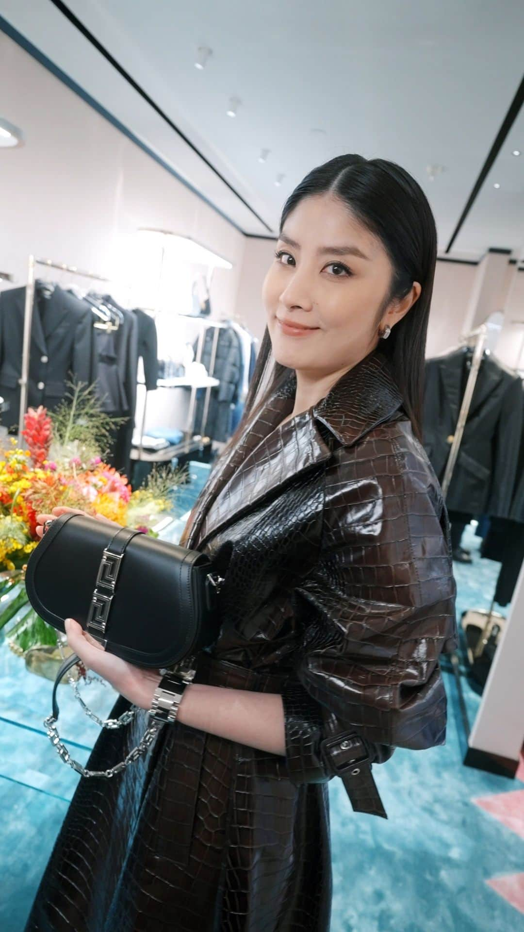 ケリー・チャン（Kelly Chen）のインスタグラム：「💖📹  #Versace #VersaceHoliday #VersaceAthena」