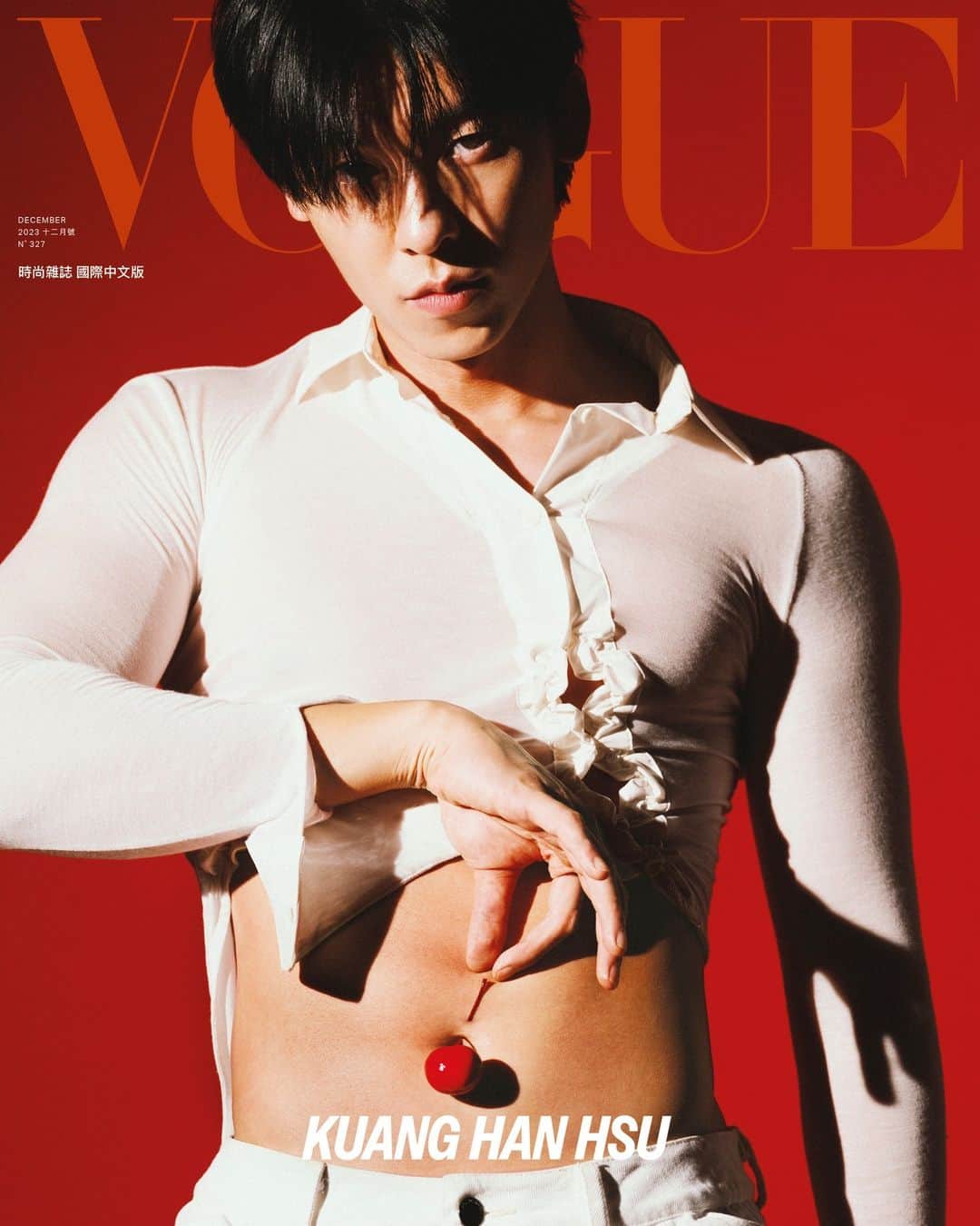 Vogue Taiwan Officialさんのインスタグラム写真 - (Vogue Taiwan OfficialInstagram)「#VogueCover 許光漢，在過去三年來已經成為了一種現象。網路上形容他的詞彙已經太多：國民男友、男神、少年感、性張力，甚至那句「許光漢生下來的性別就是老公」足以說明一切。一部《想見你》，讓許光漢的笑容被全亞洲看見，也讓他收穫了能夠匹敵韓國偶像的人氣。  外界看來，他正處高峰，稱他為光芒四射的新一代男神，但他明顯對這樣的稱號感到不甚自在。因為更多時候，他只是想做好演員這份工作。外界看他慢熟且神祕，但他只是務實低調，不戀棧名人光芒，默默堅持自己的本業，客氣且禮貌的做好分內的事。  「如今依舊覺得拍戲是一件很緊張的事情，但也是一件很快樂的事情，快樂跟痛苦並存，痛苦是開始，過程則是快樂。無論我拍了多少部作品，接演下一部戲的時候，還是會覺得自己是一張白紙，從零慢慢去摸索。」  本期封面故事全文請點 @voguetaiwan 首頁。  Talent: 許光漢 @kuanghanhsu APAC Editorial Director: Leslie Sun @sunles Photographer: Zhong Lin @zhonglin_ Features Director and Text: Nicole Lee @nymphlee Styling & Fashion Managing Editor: Chen Yu @ballballchiu Managing Fashion Editor: Travis Hung @t9avis  Talent Manager: Sylvie Yeh @lagerfeld  Makeup: 美少女工作室prettycool @prettycool_makeup / 高秀雯Kao Hsiu Wen Jasmine Kao @jasmine_kao1  Hair: Edmund Lin From Zoomhairstyling @zoom_edmund @zoomhairstyling Producer: Nelly Yang @nelly_yang_ Set Design: Tung Yu Ting @yuting.tung  VOGUE Taiwan 12月號雜誌：12月1日起，Vogue Shop、博客來、誠品線上、7-11 及各大連鎖書店正式上架  #VOGUEDECISSUE #VogueTaiwan #Vogue12月號 #許光漢 #kuanghanhsu #허광한」11月28日 13時04分 - voguetaiwan