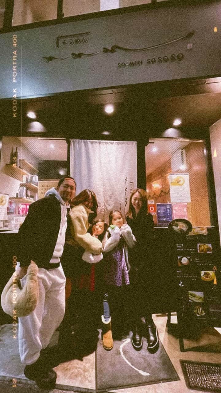 安藤成子のインスタグラム：「初代『そうめん そそそ 恵比寿本店』営業最終日！  最後の数日&クロージングパーティーにたくさんのそそそラバーが集まってくれました😭✨  みんなと笑顔で最終日を過ごせて本当に幸せでした✨  これが終わりではなくまた新しい始まりです✨  また新しい恵比寿店が出来たら皆んなの笑顔がたくさん生まれる店を作ります！！  しばらく恵比寿本店は姿を消しますがまた頑張って復活するので皆さんそれまで忘れないでね🥹🤍  本当に6年間ありがとうございました！！  引き続き日比谷店、渋谷店で美味しいそうめん食べられますので是非他の店舗にも来てください🤍」