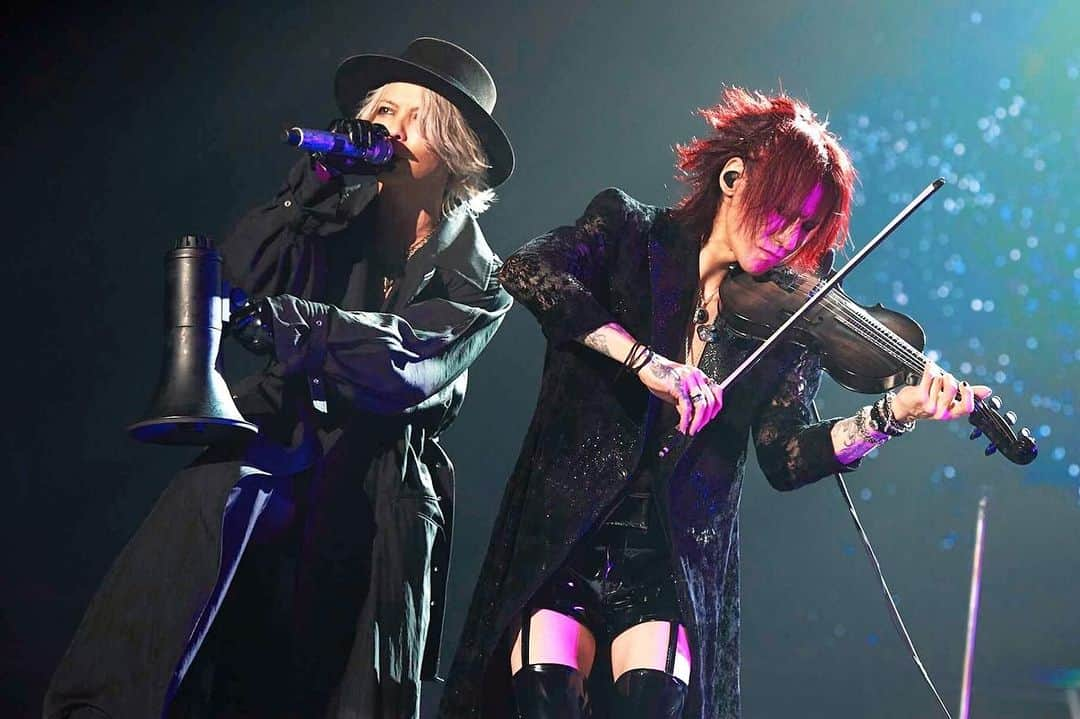 SUGIZOのインスタグラム：「In THE LAST ROCKSTARS @ ARIAKE ARENA.  Photo by Keiko TANABE.  #THELASTROCKSTARS #TLRS #YOSHIKI #HYDE #SUGIZO #MIYAVI」