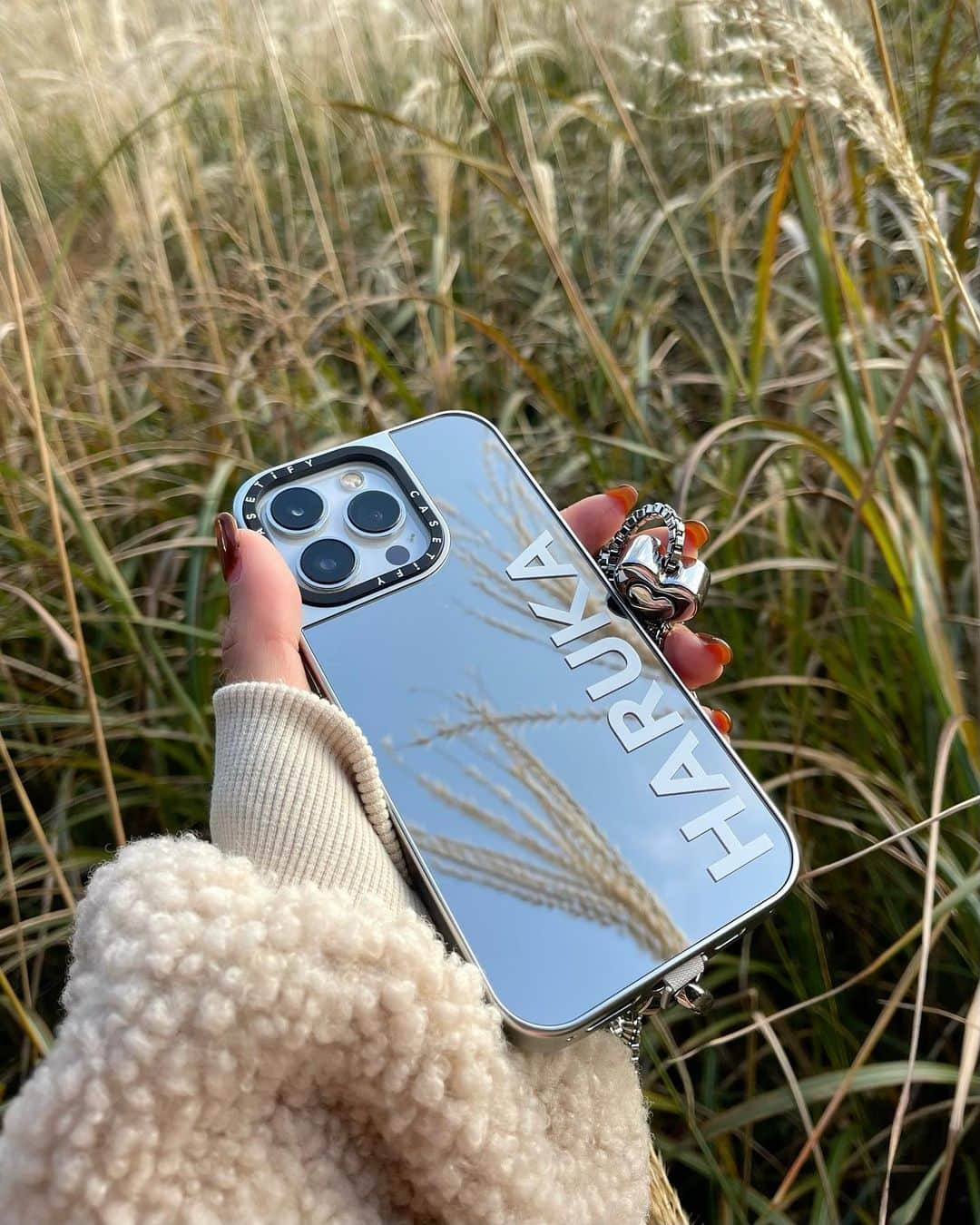 草野春香さんのインスタグラム写真 - (草野春香Instagram)「.  🏷 @casetify_jp ずっと愛用している CASETiFYのiPhoneケース📱 中でも私は鏡代わりになる ミラーケースがお気に入り🪞💞 軽い化粧直しにも活躍💄✨  スマホショルダーもたくさん種類があるよ🌈  📢10%OFFプロモコード → 10HARUKA030 是非この機会に使ってね💐🕊  #PR #CASETiFY #ShowYourColors #iPhonecase #スマホショルダー」11月28日 12時51分 - _haruka030_