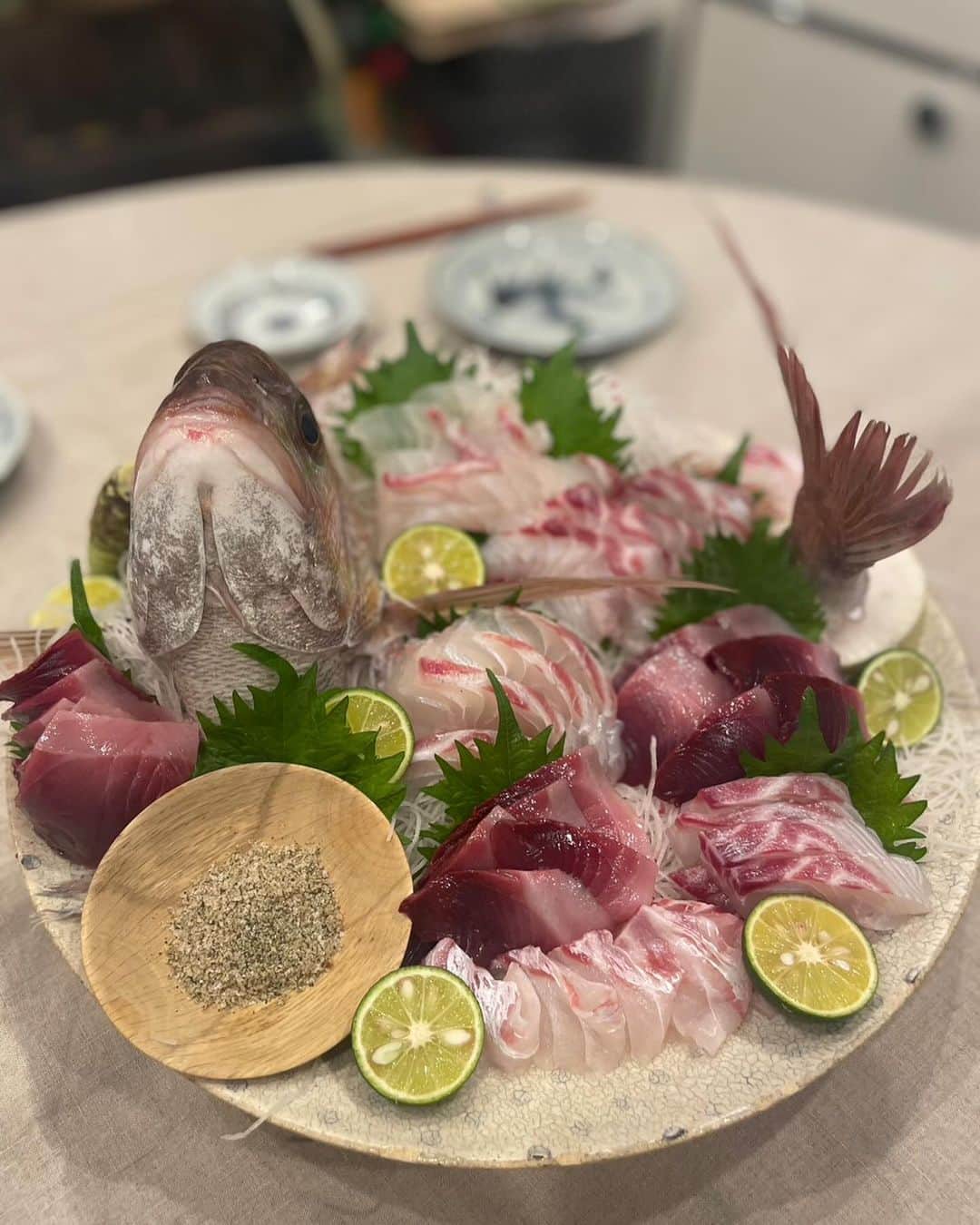 のインスタグラム：「昨夜はお世話になった藤原氏のお祝いをキユーピーの【刺身のたれ】プロジェクトメンバーで。夫と2人で魚料理フルコース作りました。写真にないものもあるけどとても美味しくできたし、楽しかったです。 新物の青くて辛いオリーブオイルに漬け込んだカツオをサワードウのパンに乗せて濃い黒バルサミコをかけたものと、同じカツオを白バルサミコでつくった根セロリのサラダと合わせたものがお気に入りでした。 白河のアンチョビバターソテーは、皮目だけ焼きました。付け合わせには北海道から送っていただいたじゃがいもと、月光という百合根で作ったドフィノワーズを。 久しぶりの来客は楽しかったし、久しぶりに夫とキッチンに立つのもまたよろし。」