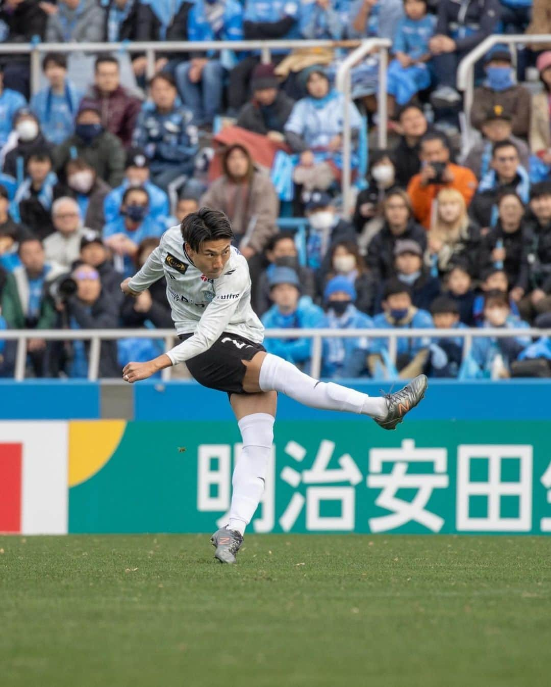 湘南ベルマーレさんのインスタグラム写真 - (湘南ベルマーレInstagram)「横浜FC戦での大岩一貴選手の値千金のゴールシーンを再び🟢🔵  最終戦でも熱いゴールに期待しましょう🔥  ✅next home game J1第34節 🗓12月3日（日）14:00 🆚#FC東京 🏟レモンS  #湘南 #ベルマーレ #湘南ベルマーレ #bellmare  #たのしめてるか #BELIEVE #roadtothefuture」11月28日 12時46分 - shonan_bellmare