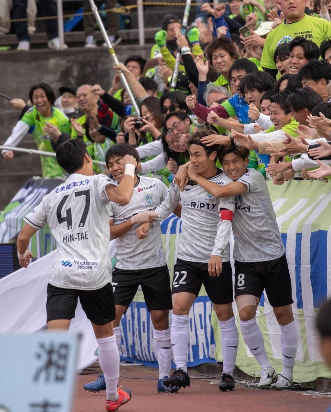 湘南ベルマーレさんのインスタグラム写真 - (湘南ベルマーレInstagram)「横浜FC戦での大岩一貴選手の値千金のゴールシーンを再び🟢🔵  最終戦でも熱いゴールに期待しましょう🔥  ✅next home game J1第34節 🗓12月3日（日）14:00 🆚#FC東京 🏟レモンS  #湘南 #ベルマーレ #湘南ベルマーレ #bellmare  #たのしめてるか #BELIEVE #roadtothefuture」11月28日 12時46分 - shonan_bellmare