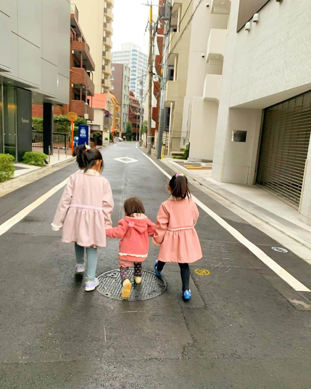 森崎友紀さんのインスタグラム写真 - (森崎友紀Instagram)「末っ子は1歳半を過ぎて、３人で手を繋いで歩くようになりました。 お出かけも少し楽になって来ました(^^)  危なくないように、真ん中ね。とお姉ちゃん達が手を繋いでいて頼もしかったです。  もう12月、あっという間ですね。。 子供の成長もあっという間です。  #森崎友紀#1歳半を過ぎて#もう12月#子供の成長もあっという間」11月28日 12時47分 - morisakitchen