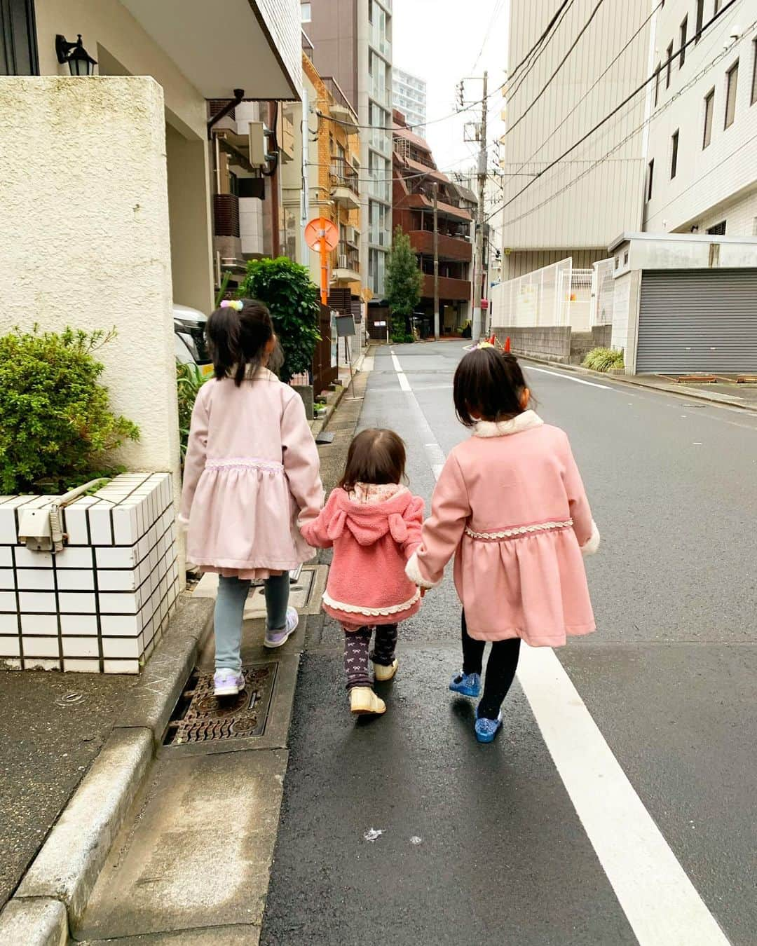 森崎友紀さんのインスタグラム写真 - (森崎友紀Instagram)「末っ子は1歳半を過ぎて、３人で手を繋いで歩くようになりました。 お出かけも少し楽になって来ました(^^)  危なくないように、真ん中ね。とお姉ちゃん達が手を繋いでいて頼もしかったです。  もう12月、あっという間ですね。。 子供の成長もあっという間です。  #森崎友紀#1歳半を過ぎて#もう12月#子供の成長もあっという間」11月28日 12時47分 - morisakitchen