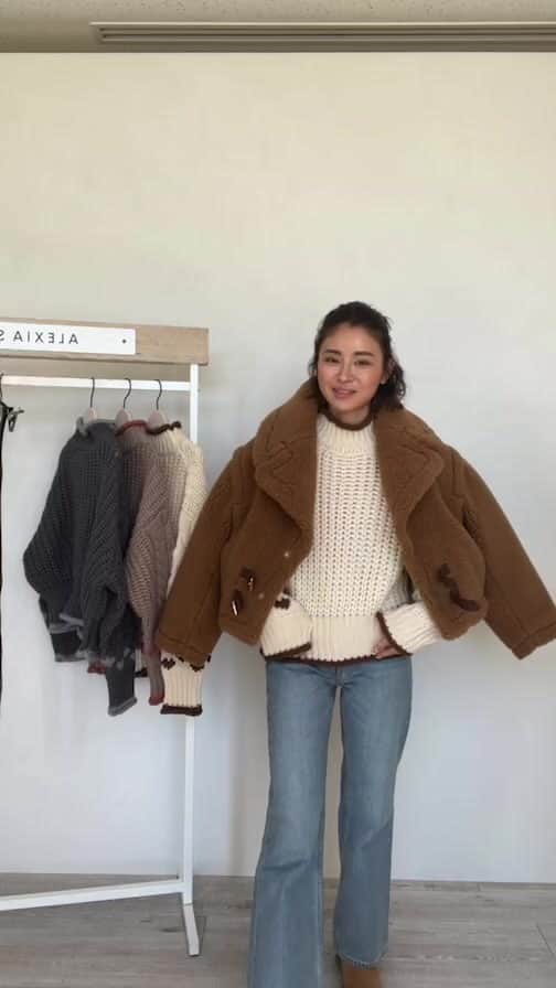 ALEXIA STAMのインスタグラム：「11/28(tue)19:00から発売の3型をご紹介✨  ✔︎ Heart Knit Top ∟ 袖に編まれたハート柄がポイント🤎 柔らかなニットになります。  ✔︎Leather Narrow Belt ∟ 本革を使用した細幅のレザーベルト。  ✔︎ Leather Wide Belt ∟ 同じく本革を使用した太幅のレザーベルト。」