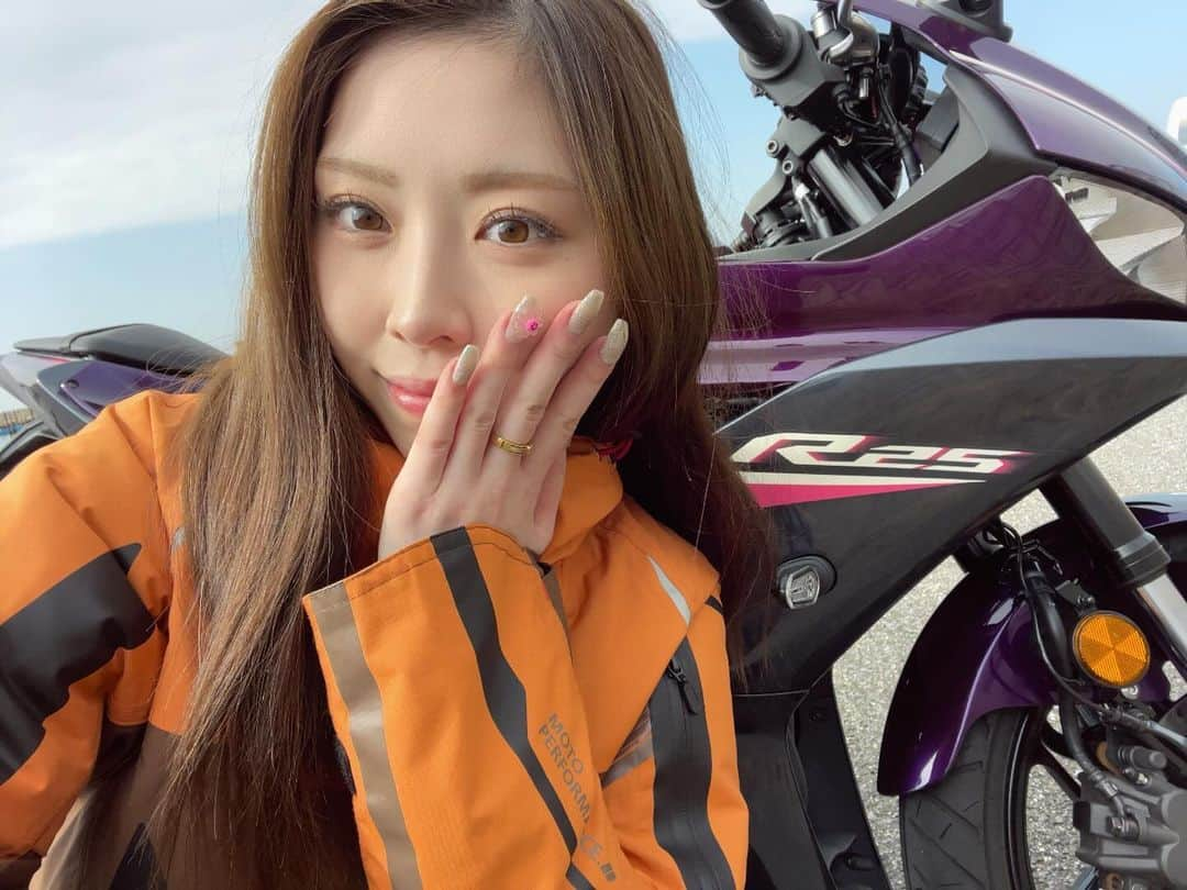 榎本セナのインスタグラム：「昨日の相棒🏍 撮影で乗るバイク全部欲しくなる😮‍💨  #ladysbike #女子旅 #YAMAHA#yzfr25  #バイク女子 #レースクイーン #makeup #model #モデル #ladybikers #japanesegirl #Japan  #portrait #photography #ポートレートモデル #ファインダー越しの私の世界 #hairstyle #ギャル #清楚系女子 #写真好きな人と繋がりたい #photo_jpn  #cool #beauty#いいね返し #goodmorning#車好きな人と繋がりたい #バイク好きな人と繋がり#ツーリング #ツーリング」