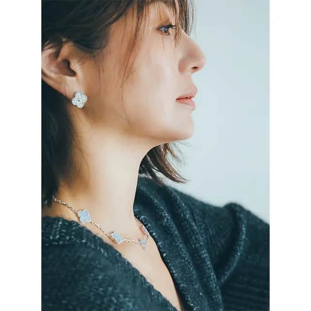 eclat.magazineさんのインスタグラム写真 - (eclat.magazineInstagram)「【秋服に映えるラグジュアリーなネックレス】 女優・井川遥さんのネックレスコーデ  アラフィー世代を輝かせてくれるネックレス。美しいデコルテが魅力的な女優・井川遥さんが、秋の装いに合わせてラウンドネックレスを優雅につけこなす。  ①Cartier《カルティエ》 「クラッシュ ドゥ カルティエ」ネックレス（PG）￥2,970,000・ピアス（PG）￥638,000／カルティエ カスタマー サービスセンター（カルティエ）　ジャケット￥537,900／ザ・ロウ・ジャパン（ザ・ロウ）  ②Tiffany & Co.《ティファニー》 「ティファニー ノット」ネックレス（RG×D）￥1,012,000・ピアス（RG×D）￥1,012,000／ティファニー・アンド・カンパニー・ジャパン・インク（ティファニー）　ドレス￥84,700／ポステレガント  ③Van Cleef & Arpels《ヴァン クリーフ&アーペル》 ネックレス「ヴィンテージ アルハンブラ ネックレス、10モチーフ」（WG×カルセドニー）￥1,465,200・イヤリング「ヴィンテージ アルハンブラ イヤリング」（WG×D）￥2,006,400／ヴァン クリーフ＆アーペル ル デスク（ヴァン クリーフ＆アーペル）　カーディガン￥143,000／ブラミンク  井川遥さんが優雅につけこなすラウンドネックレスをさらにチェック↓ ーーーーーーーーーーーーーーー 詳細はプロフィールURL、または記事URLから✨ @eclat.magazine https://eclat.hpplus.jp/article/115156 ーーーーーーーーーーーーーーー」11月28日 13時00分 - eclat.magazine