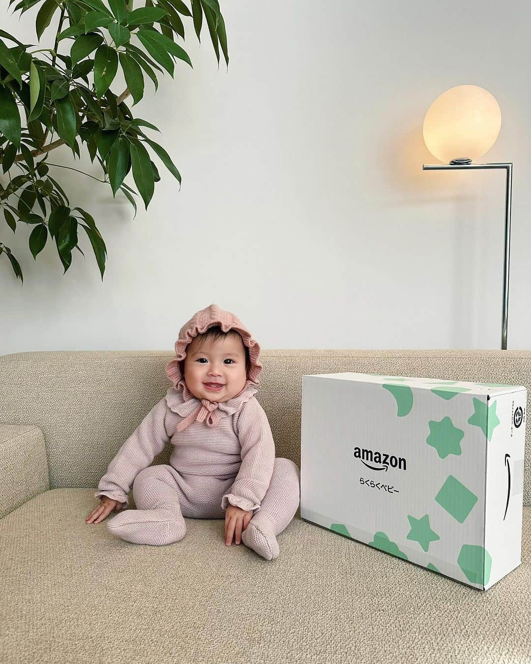 ソンイのインスタグラム：「わたちにお届けもので〜す👶🏻💕笑  我が家のライフスタイルには @amazonjapan のサービスが必要不可欠すぎてめちゃくちゃ頼りにしているんだけど、今回はAmazon らくらくベビーのサービスもオススメなのでご紹介します👶🏻🤍  Amazon らくらくベビーに登録すると複数の特典が貰えるんだけど、プライム会員限定で届く出産準備お試しBoxはこんな感じ❣️  なんとベビー&マタニティ商品のサンプルが入ったBoxが無料でもらえちゃうの🥹✨  (マイベビーリストに30個以上商品を追加して、ご自身のらくらくベビーから700円以上の商品を購入した場合に貰えるよ)  オムツもいろんなサイズ入ってるし出産産後でこんな風にサンプルサイズで試せるのって嬉しいよね👶🏻🍼  特典だけじゃなく機能もおすすめで、 マイベビーリストで欲しい商品をリストで管理もできるし、リストのシェアも可能だからパートナーと共有するのも便利✌🏻 私と夫、たまに子供のために買った物が被ることあるの🤣💦  リストを家族でシェアできれば育児グッズも悩みも共有できるし、出産祝いのリクエストを友人に聞かれた時にリストをシェアすれば相手も悩まずに予算に合わせてお祝いを贈れるのも便利🕊️🤍  Amazonで11月24日から12月1日にかけて開催される「Amazon ブラックフライデー」！それにあわせて、らくらくベビーでも登録者限定ポイントキャンペーンが11月24日～12月15日に開催されるみたい✨ 最大3500ポイントが貰えるから更にお得になるよ〜✌🏻 この機会に是非💕  #PR #Amazonらくらくベビー #Amazon #出産準備 #生後7ヶ月 #女の子ベビー #2人育児」