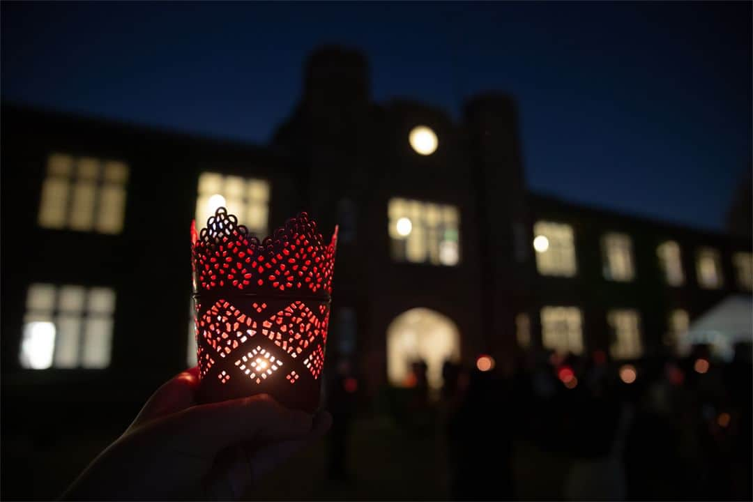 立教大学さんのインスタグラム写真 - (立教大学Instagram)「#ChristmasinRikkyo #立教大学 #クリスマス #イルミネーション 今年も約1000個の明かりがヒマラヤ杉に灯り、「Christmas in Rikkyo 2023」の始まりを告げました。  池袋キャンパス 2023年度 イルミネーションの点灯時間  11月28日（火）～12月23日（土）　17:00点灯／22:00消灯 12月24日（日）　16:00点灯(終夜点灯)　※25日（月）6:00消灯 12月25日（月）　16:00点灯(終夜点灯)　※26日（火）6:00消灯 12月26日（火）～2024年1月6日（土）　17:00点灯／21:00消灯  クリスマスイルミネーションは教会の暦に従い、キリストの降誕を待ち望む期間（降臨節）からキリスト誕生を祝い、地上への顕現を祝う日（1月6日「顕現日」）までの間、点灯いたします。  ©立教大学写真部  #立教大学 #立教 #立大 #rikkyo #rikkyouniversity #japanuniversity  #大学 #大学生 #大学生活 #大学受験 #ikebukuro #池袋キャンパス #立教 #立教大学 #イルミネーション #Illumination #ヒマラヤ杉 #ヒマラヤスギ #Xmas #deodar #cristmas #christmastree #クリスマス #クリスマスツリー #coregraphy #photography #ファインダー越しの私の世界   https://www.rikkyo.ac.jp/christmas/」11月28日 13時02分 - rikkyouniv