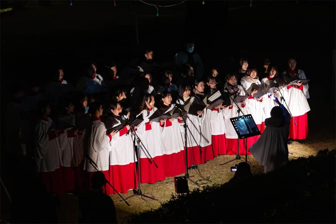 立教大学さんのインスタグラム写真 - (立教大学Instagram)「#ChristmasinRikkyo #立教大学 #クリスマス #イルミネーション 今年も約1000個の明かりがヒマラヤ杉に灯り、「Christmas in Rikkyo 2023」の始まりを告げました。  池袋キャンパス 2023年度 イルミネーションの点灯時間  11月28日（火）～12月23日（土）　17:00点灯／22:00消灯 12月24日（日）　16:00点灯(終夜点灯)　※25日（月）6:00消灯 12月25日（月）　16:00点灯(終夜点灯)　※26日（火）6:00消灯 12月26日（火）～2024年1月6日（土）　17:00点灯／21:00消灯  クリスマスイルミネーションは教会の暦に従い、キリストの降誕を待ち望む期間（降臨節）からキリスト誕生を祝い、地上への顕現を祝う日（1月6日「顕現日」）までの間、点灯いたします。  ©立教大学写真部  #立教大学 #立教 #立大 #rikkyo #rikkyouniversity #japanuniversity  #大学 #大学生 #大学生活 #大学受験 #ikebukuro #池袋キャンパス #立教 #立教大学 #イルミネーション #Illumination #ヒマラヤ杉 #ヒマラヤスギ #Xmas #deodar #cristmas #christmastree #クリスマス #クリスマスツリー #coregraphy #photography #ファインダー越しの私の世界   https://www.rikkyo.ac.jp/christmas/」11月28日 13時02分 - rikkyouniv