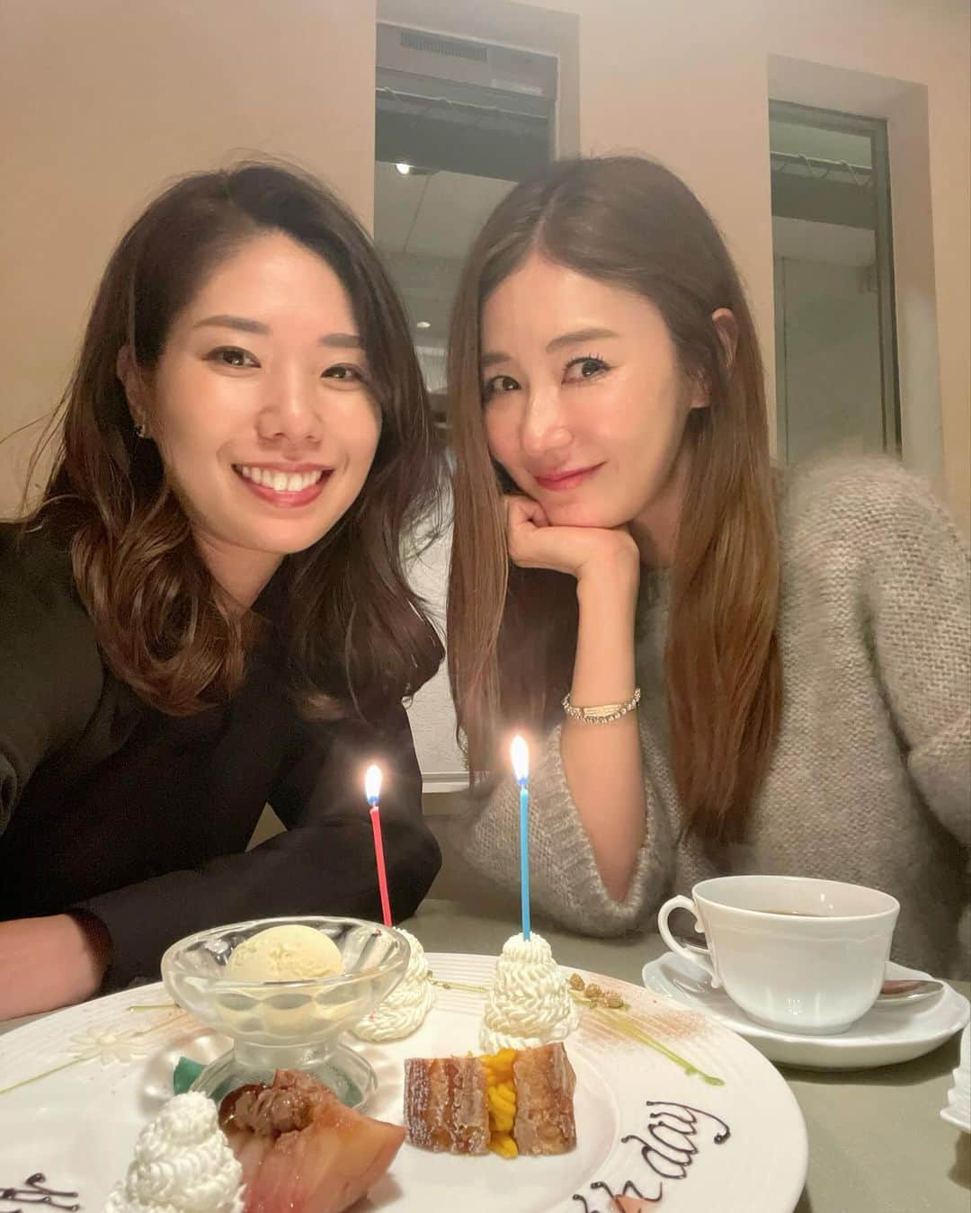 kiyomi medeirosさんのインスタグラム写真 - (kiyomi medeirosInstagram)「大好きな大好きなあーこ🥹お誕生日おめでとう🎂🎉🎁🥹❤️ そして遂に結婚しました‼︎の写真撮れました😂❤️9枚目だよ🫶  いつも心の支えになってくれて🥹楽しい事も悲しい事も全部一緒に寄り添ってくれて考えてくれて、一緒にいるだけでハッピーになれる大切な存在🥹✨✨✨いつも楽しい時間をありがとうね🥹🫶💜 今年もお誕生日をお祝いできて本当に良かった🥹💜💜💜名前"あこ"で間違えててごめんね🥲  2個目のケーキは名前合ってる😘❤️  あーこ💜これからも沢山楽しい事しようねぇ☺️💜大好きだよぉ🥹💜💜💜  シギー @shiggytokyo の おかげでサプライズも大成功😆🎊✨最後に素敵なアレンジを本当に本当にありがとう🥹🙏✨ @scarpettatokyo ❤️❤️❤️  knit…#drawer skirt…#prada  #birthdaygirl#happybirthday#bff #birthday#birthdayparty#birthdaydinner#バースデー#party#パーティー#誕生日パーティー」11月28日 13時11分 - kiyomimedeiros