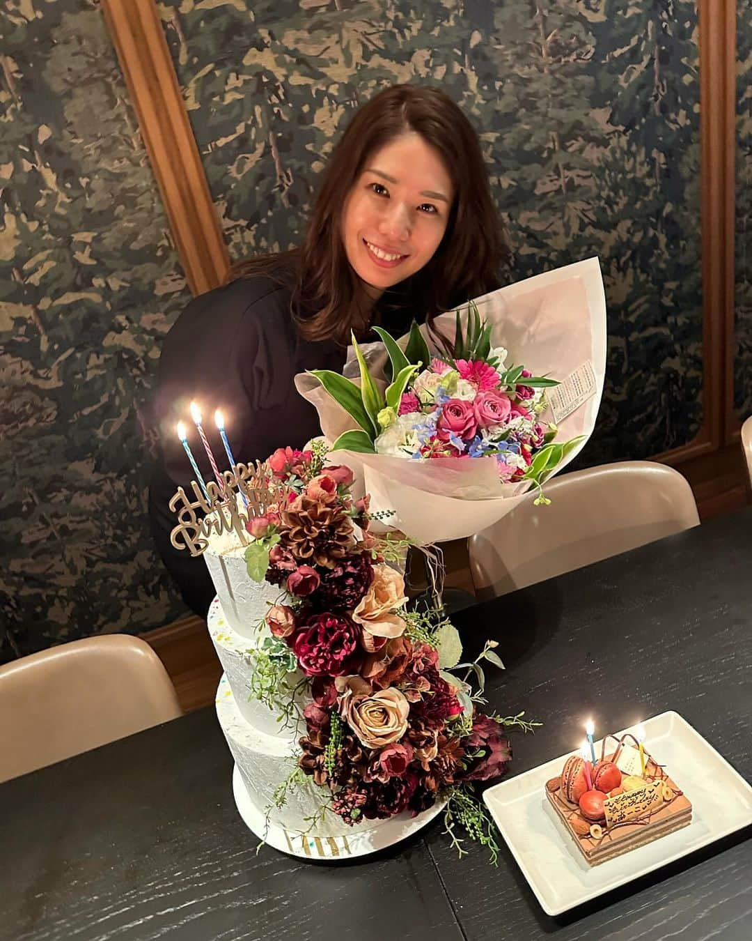 kiyomi medeirosさんのインスタグラム写真 - (kiyomi medeirosInstagram)「大好きな大好きなあーこ🥹お誕生日おめでとう🎂🎉🎁🥹❤️ そして遂に結婚しました‼︎の写真撮れました😂❤️9枚目だよ🫶  いつも心の支えになってくれて🥹楽しい事も悲しい事も全部一緒に寄り添ってくれて考えてくれて、一緒にいるだけでハッピーになれる大切な存在🥹✨✨✨いつも楽しい時間をありがとうね🥹🫶💜 今年もお誕生日をお祝いできて本当に良かった🥹💜💜💜名前"あこ"で間違えててごめんね🥲  2個目のケーキは名前合ってる😘❤️  あーこ💜これからも沢山楽しい事しようねぇ☺️💜大好きだよぉ🥹💜💜💜  シギー @shiggytokyo の おかげでサプライズも大成功😆🎊✨最後に素敵なアレンジを本当に本当にありがとう🥹🙏✨ @scarpettatokyo ❤️❤️❤️  knit…#drawer skirt…#prada  #birthdaygirl#happybirthday#bff #birthday#birthdayparty#birthdaydinner#バースデー#party#パーティー#誕生日パーティー」11月28日 13時11分 - kiyomimedeiros