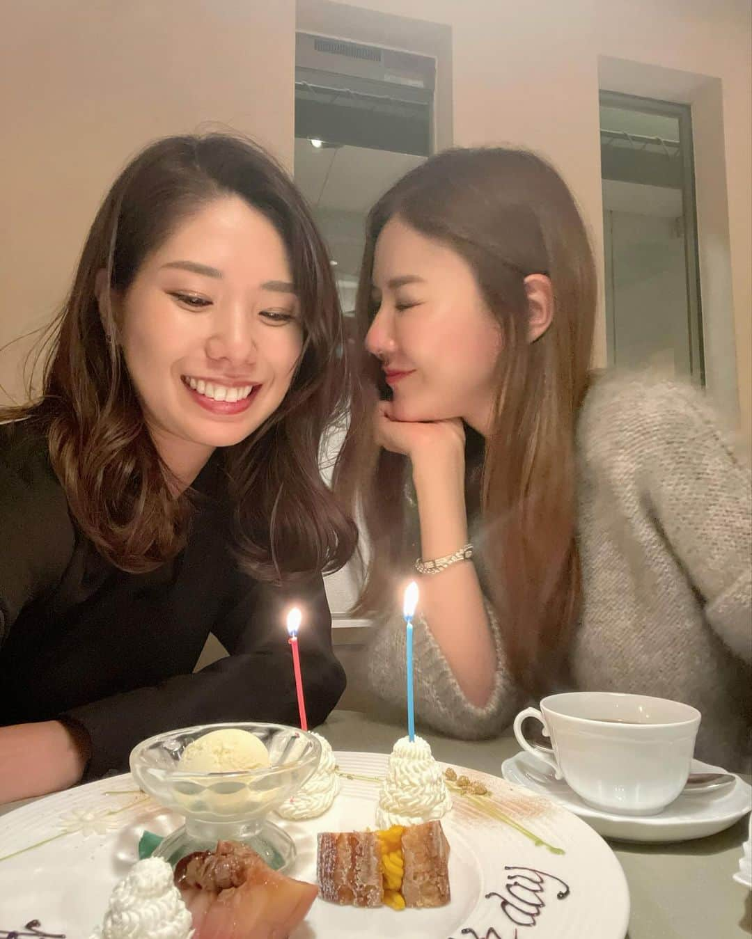 kiyomi medeirosのインスタグラム：「大好きな大好きなあーこ🥹お誕生日おめでとう🎂🎉🎁🥹❤️ そして遂に結婚しました‼︎の写真撮れました😂❤️9枚目だよ🫶  いつも心の支えになってくれて🥹楽しい事も悲しい事も全部一緒に寄り添ってくれて考えてくれて、一緒にいるだけでハッピーになれる大切な存在🥹✨✨✨いつも楽しい時間をありがとうね🥹🫶💜 今年もお誕生日をお祝いできて本当に良かった🥹💜💜💜名前"あこ"で間違えててごめんね🥲  2個目のケーキは名前合ってる😘❤️  あーこ💜これからも沢山楽しい事しようねぇ☺️💜大好きだよぉ🥹💜💜💜  シギー @shiggytokyo の おかげでサプライズも大成功😆🎊✨最後に素敵なアレンジを本当に本当にありがとう🥹🙏✨ @scarpettatokyo ❤️❤️❤️  knit…#drawer skirt…#prada  #birthdaygirl#happybirthday#bff #birthday#birthdayparty#birthdaydinner#バースデー#party#パーティー#誕生日パーティー」