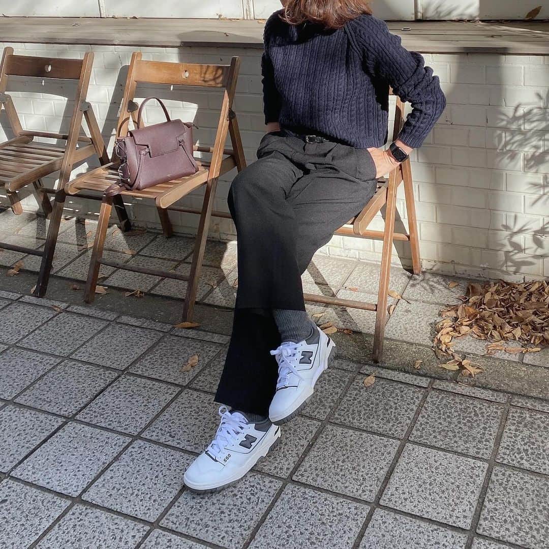 eri.khtnのインスタグラム：「・ 休日コーデ🍂  昔に買ったルシェルブルーのふわふわ靴下が暖かった🧦 シンゾーンのパンツもそろそろ終わりかな。 冬用の暖かいパンツ探さないと…☺️  tops #tomorrowland_jp  shoes #newbalance #nb550 bag #celine #beltbag  belt #beautyandyouth」