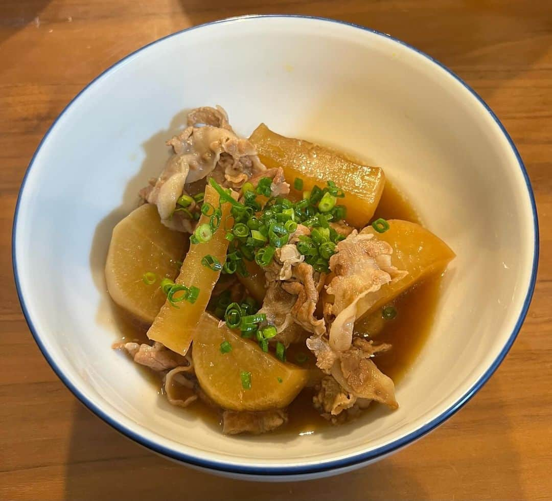 山本大樹のインスタグラム：「豚バラ大根うまし☝️  ごま油で豚肉に焼き色つけてから大根入れて油をかるく馴染ませて、水、みりん、砂糖、醤油であじつけ、大根にしっかり火を通して水位がさがるまで中火くらいで煮て盛り付け、ねぎをぱらぱらーり！完成！ しみっしみ！！！  #ばや飯」