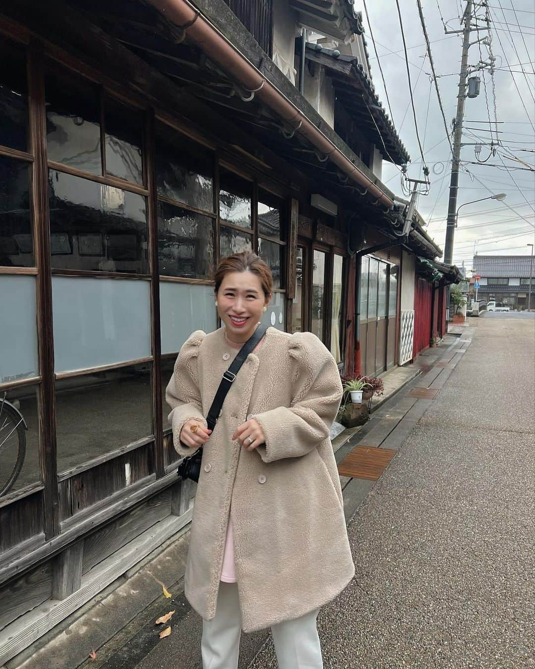 大橋あゆみさんのインスタグラム写真 - (大橋あゆみInstagram)「昨日から　@anna_kansai_official とのお仕事で初の島根県、出雲に来ています☺️  神様の国出雲はただいま神在月と言って全国の神様が集合されているというとんでもなく有難い時期だそうです⛩️  初の出雲が魅了的すぎてすでにご紹介したいことが溢れてえらいことなってますが、落ち着いて整理してアップしますね😂  ちなみに本日の出雲は極寒。  北海道以来のベアコート着用でぬくぬくです🧸💓  🧸... @unminouofficial   #UNMINOU#出雲旅#アンミヌ」11月28日 13時18分 - ayuohashi