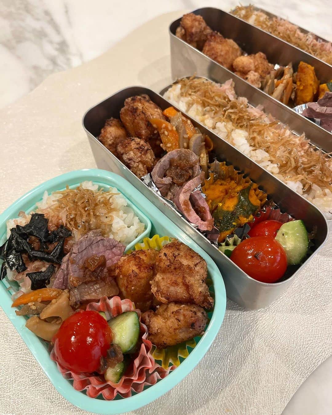 山口もえさんのインスタグラム写真 - (山口もえInstagram)「・  お弁当３つ！！！笑  #弁当 #お弁当記録  #🍱 #もえ料理  #5時起き」11月28日 13時13分 - moe_yamaguchi0611
