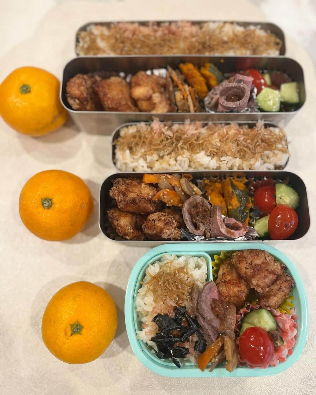 山口もえのインスタグラム：「・  お弁当３つ！！！笑  #弁当 #お弁当記録  #🍱 #もえ料理  #5時起き」