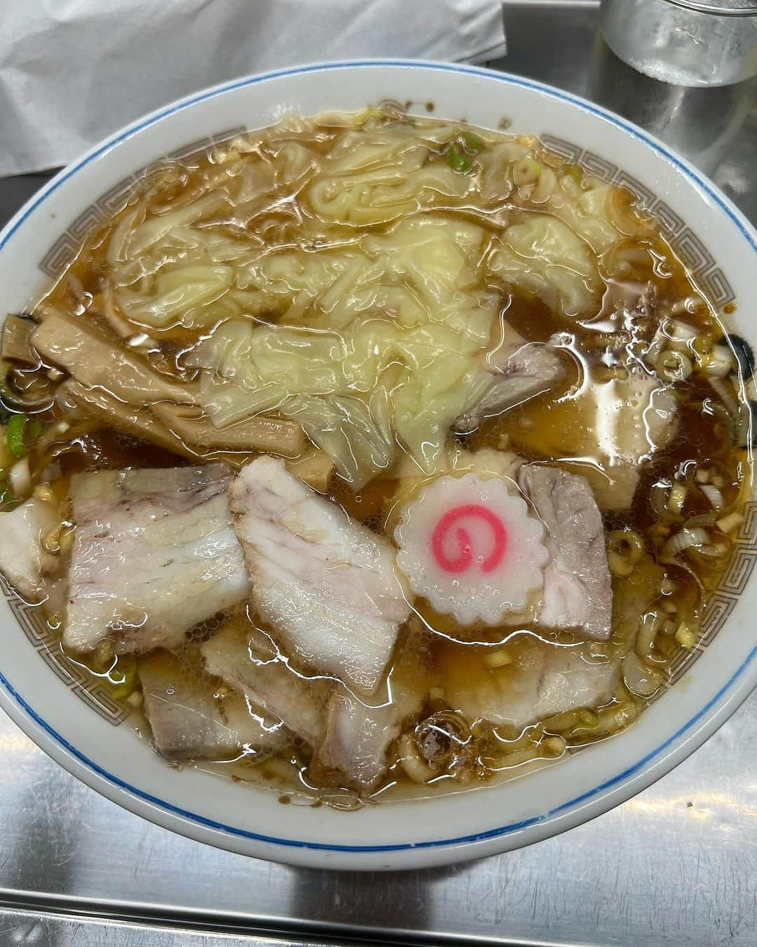 青木俊直さんのインスタグラム写真 - (青木俊直Instagram)「血圧が高いので控えているラーメン、今朝は比較的血圧が低かった(当社比)のとたまたま前通りかかったのでものすごい久しぶりに中華そば「みたか」。 変わらずな感じでうれしい。 1日分の塩分摂取しちゃったので夜は生野菜かじるぐらいかな！」11月28日 13時16分 - aoki818